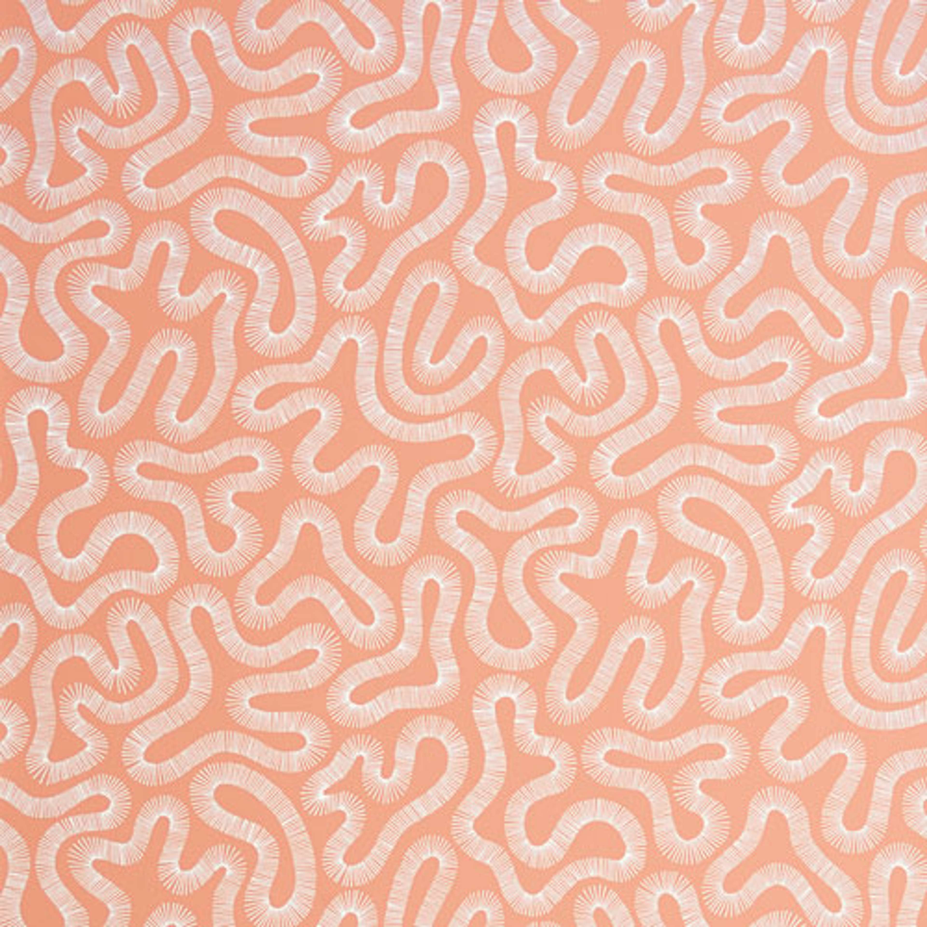 Coral peach blusch tapet från Midbec med retro mönster i orange. Från kollektionen Pioneer. Nonwoven-material med förskjuten passning.