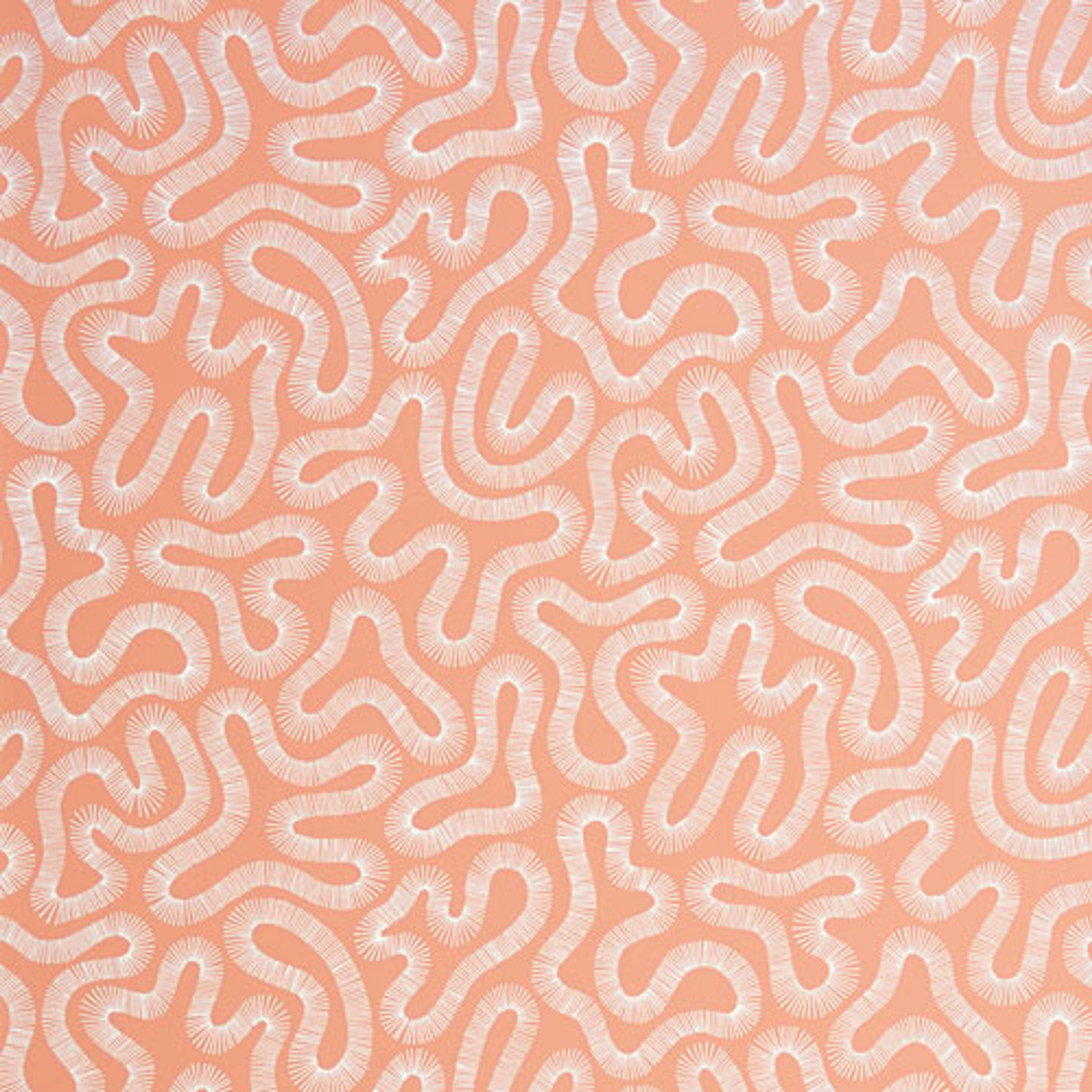 Coral peach blusch tapet från Midbec med retro mönster i orange. Från kollektionen Pioneer. Nonwoven-material med förskjuten passning.