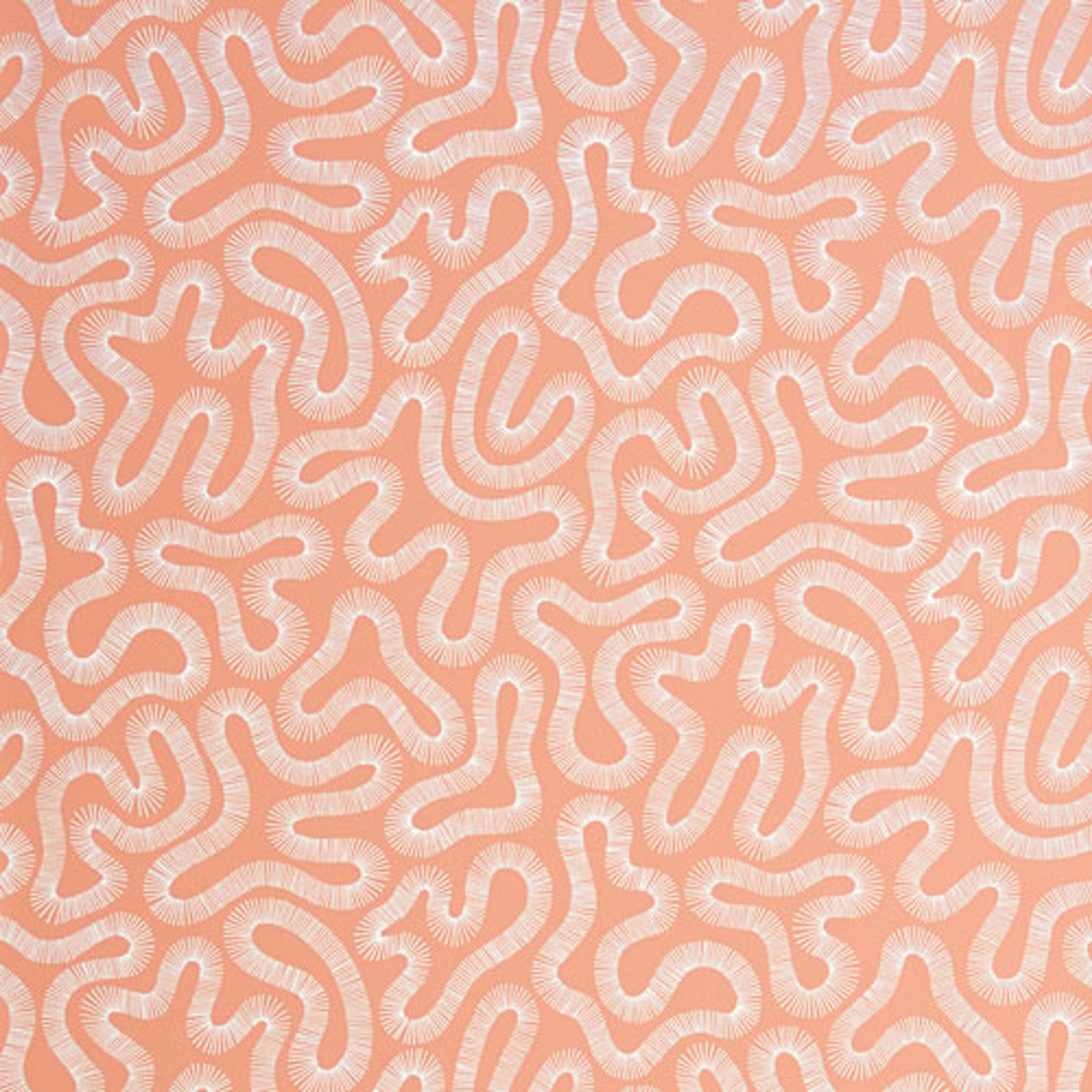 Coral peach blusch tapet från Midbec med retro mönster i orange. Från kollektionen Pioneer. Nonwoven-material med förskjuten passning.