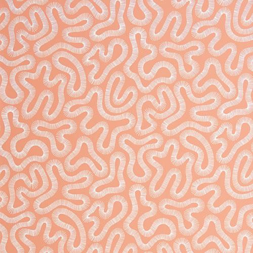 Coral peach blusch tapet från Midbec med retro mönster i orange. Från kollektionen Pioneer. Nonwoven-material med förskjuten passning.
