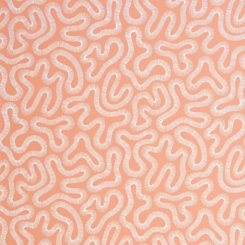 Coral peach blusch tapet från Midbec med retro mönster i orange. Från kollektionen Pioneer. Nonwoven-material med förskjuten passning.