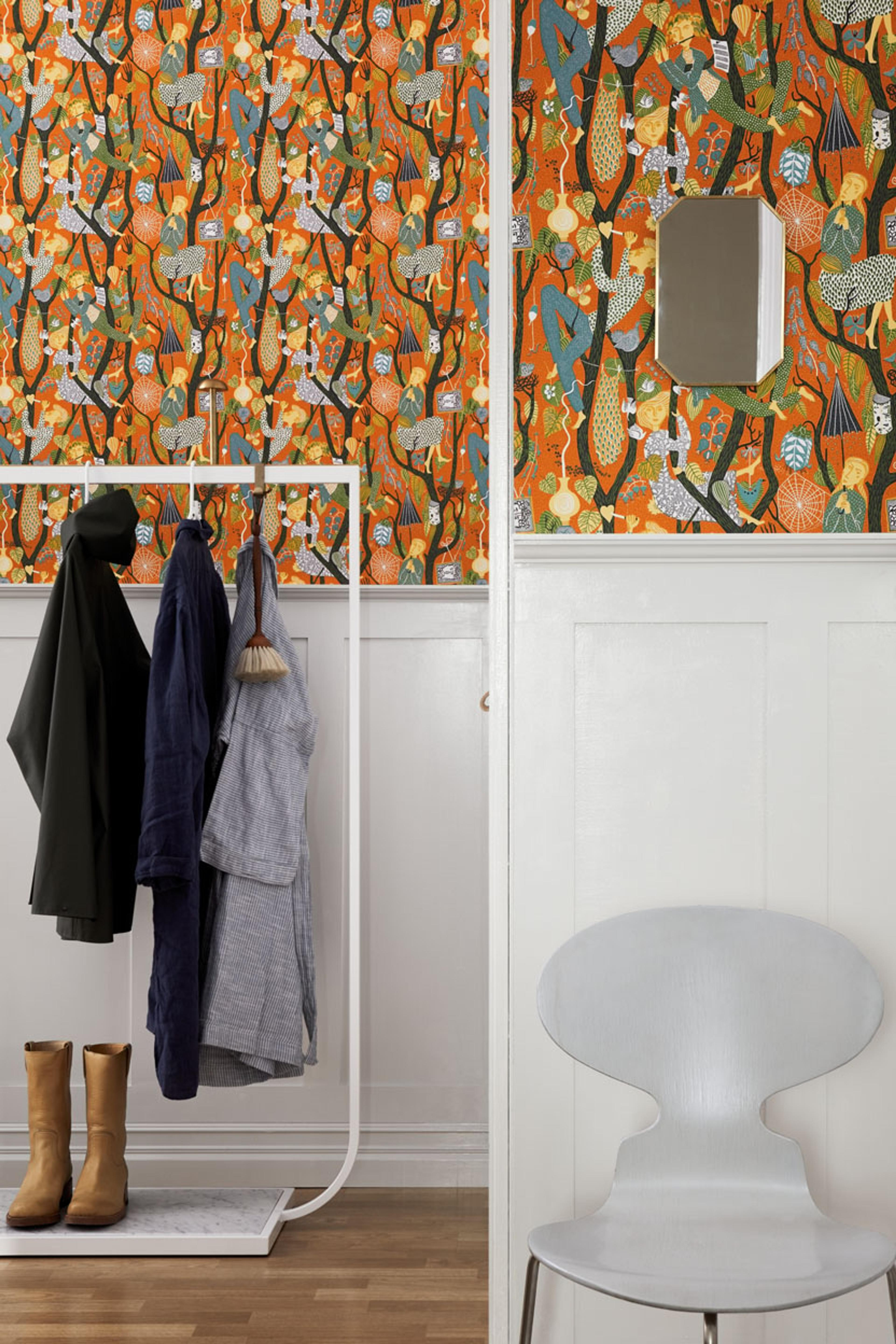 Melodi tapet från Boråstapeter med botaniskt, retro mönster i röd och gul. Från kollektionen Scandinavian Designers II. Nonwoven-material med rak passning. Vintage, lek-stil.