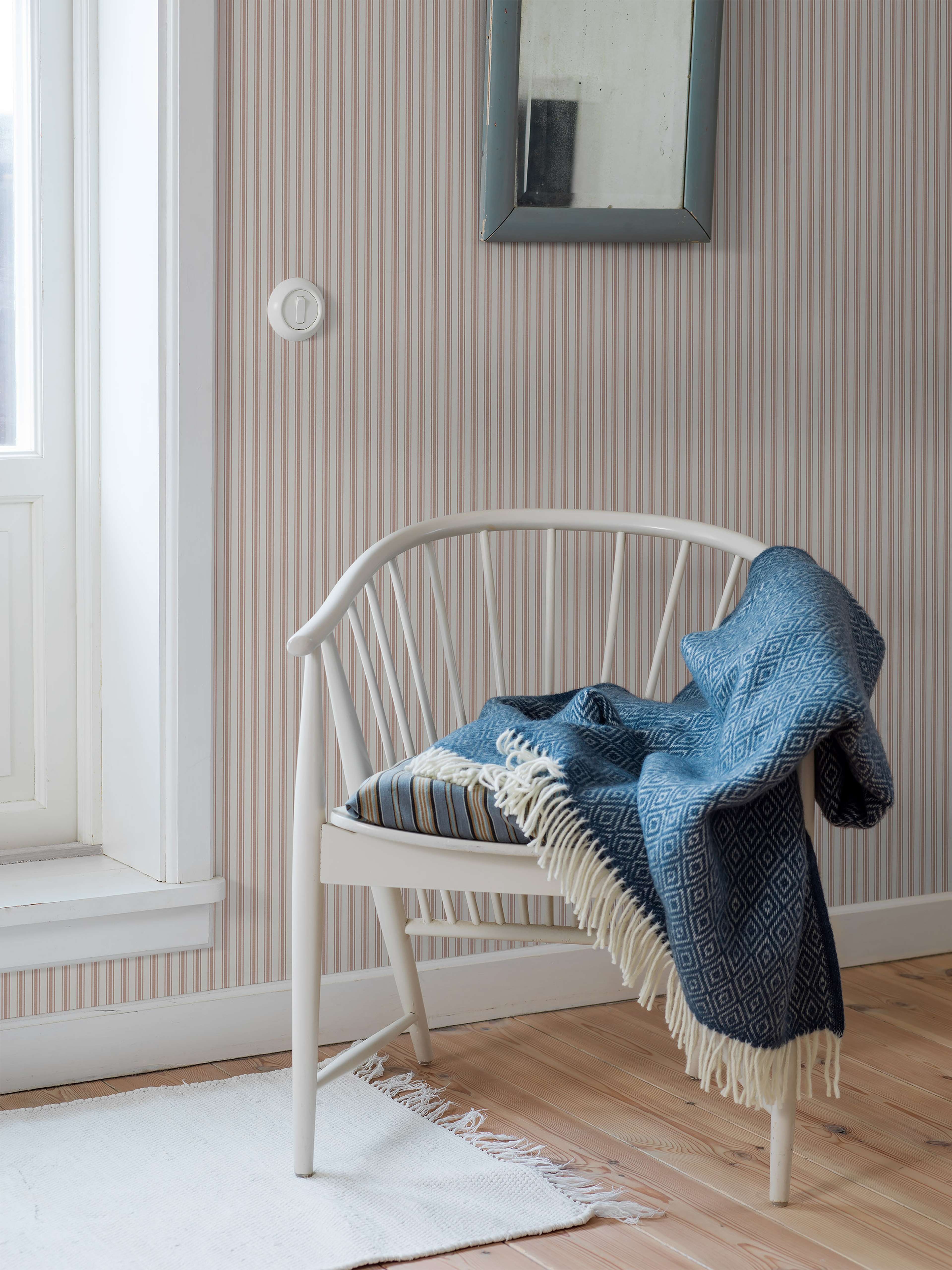 Aspö Stripe tapet från Boråstapeter med randigt mönster i röd. Från kollektionen Marstrand II. Nonwoven-material. Passar i vardagsrum, matsal och arbetsrum.