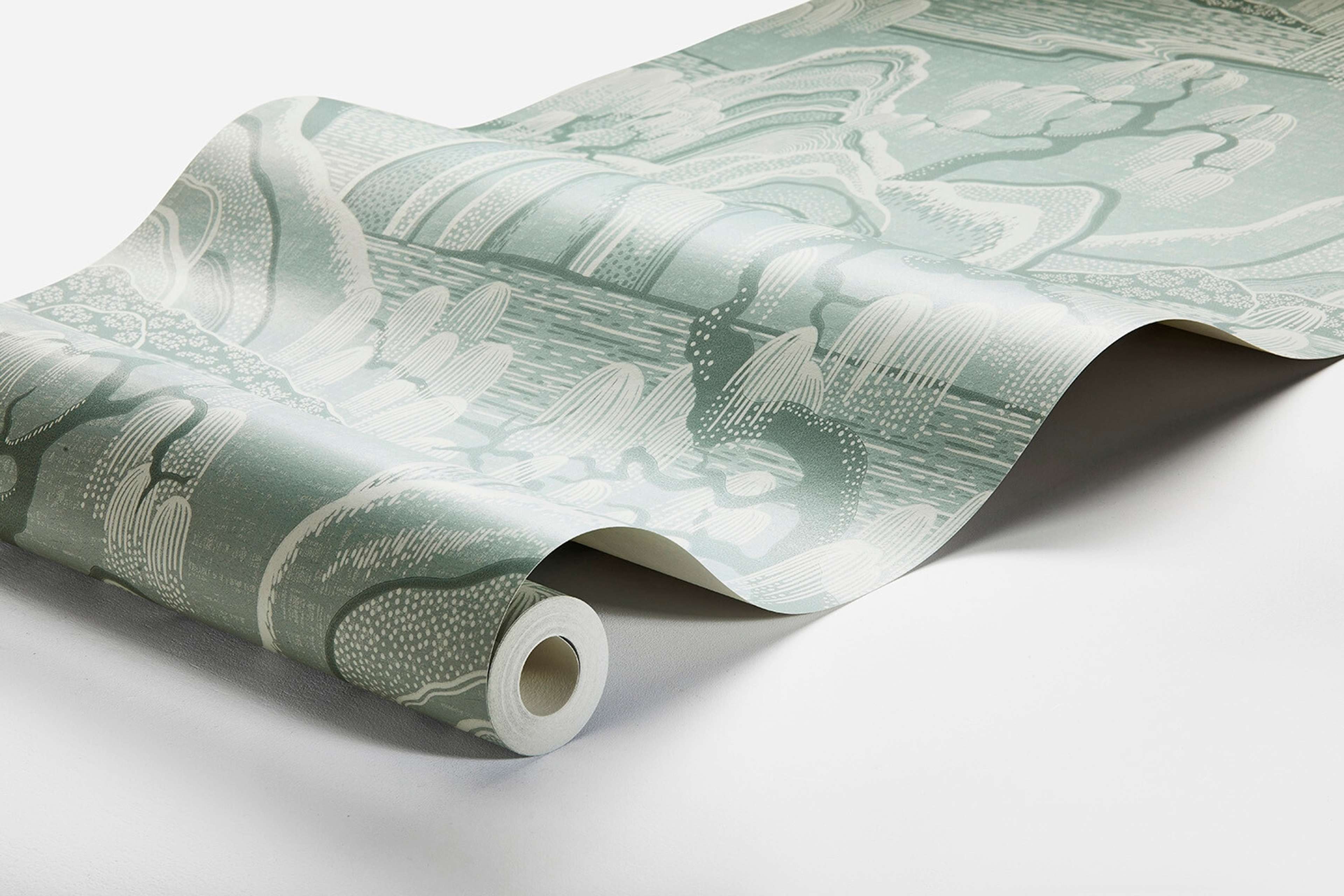 Indigo Garden tapet från Boråstapeter med naturochlandskap mönster i turkos. Från kollektionen Eastern Simplicity. Nonwoven-material med förskjuten passning. Passar i vardagsrum, hall och arbetsrum.