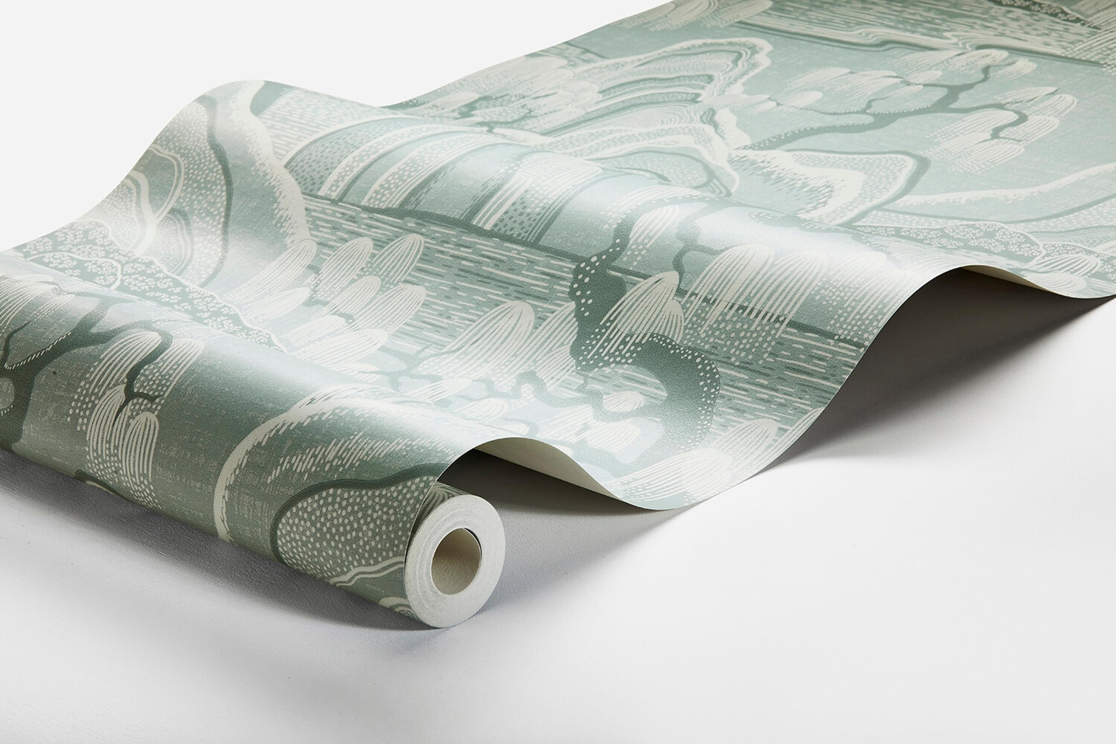 Indigo Garden tapet från Boråstapeter med naturochlandskap mönster i turkos. Från kollektionen Eastern Simplicity. Nonwoven-material med förskjuten passning. Passar i vardagsrum, hall och arbetsrum.