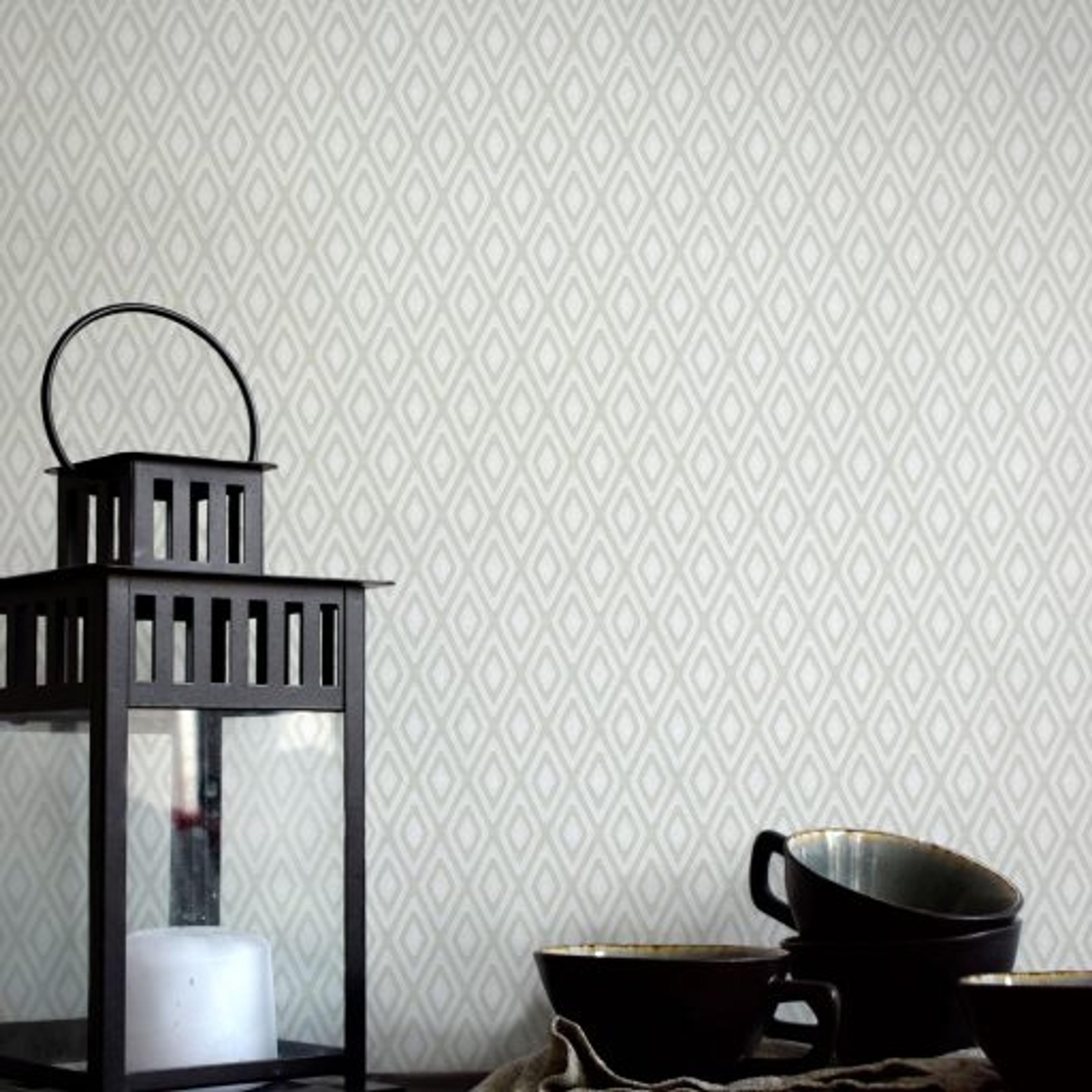 Gåsöga, Grön tapet från duro med rutigt, geometriskt mönster i vit och beige. Från kollektionen Natur. Nonwoven-material med rak passning. Vintage, city-stil.