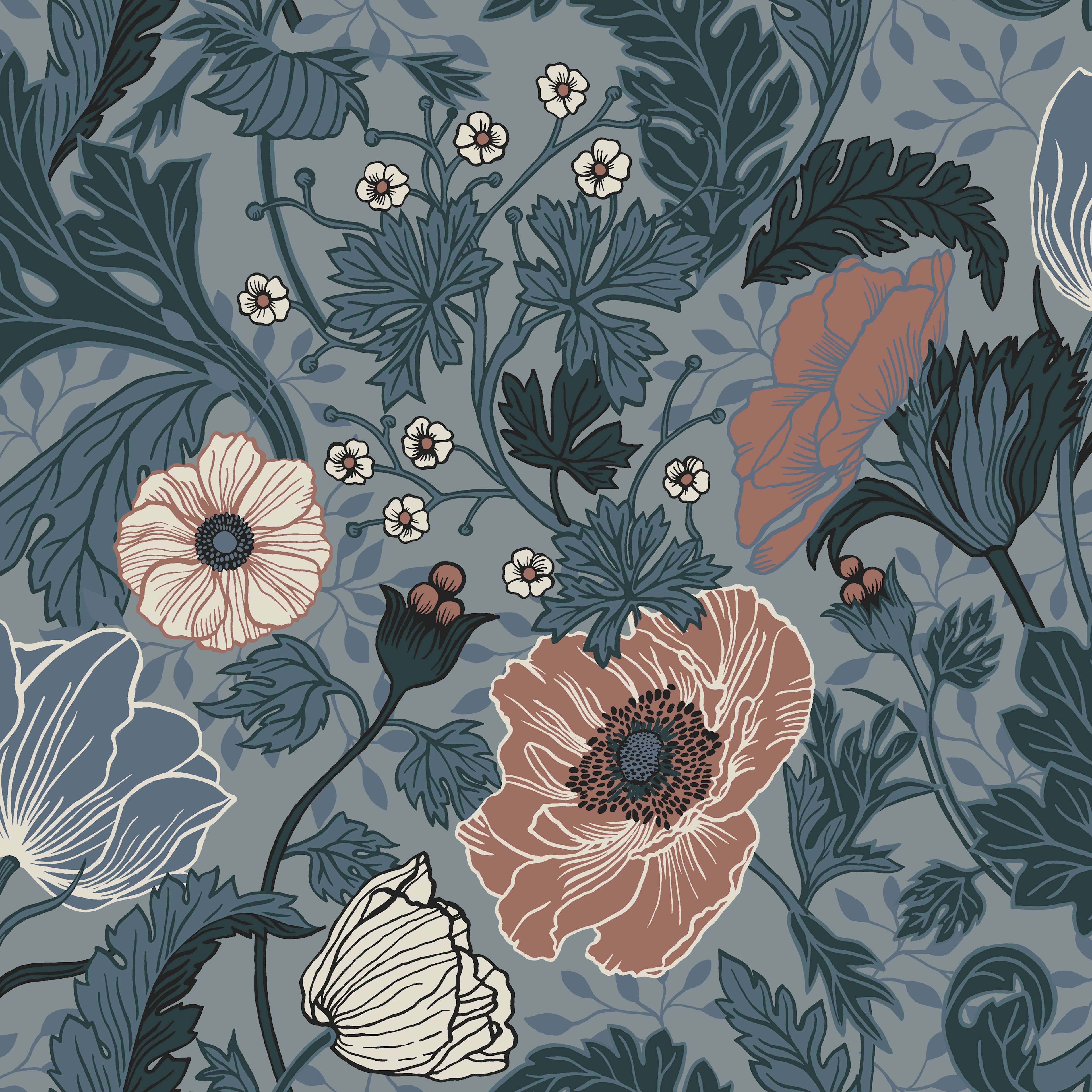 Anemone, blå tapet från Midbec med blommigt mönster i blå. Från kollektionen Apelviken. Nonwoven-material med förskjuten passning.
