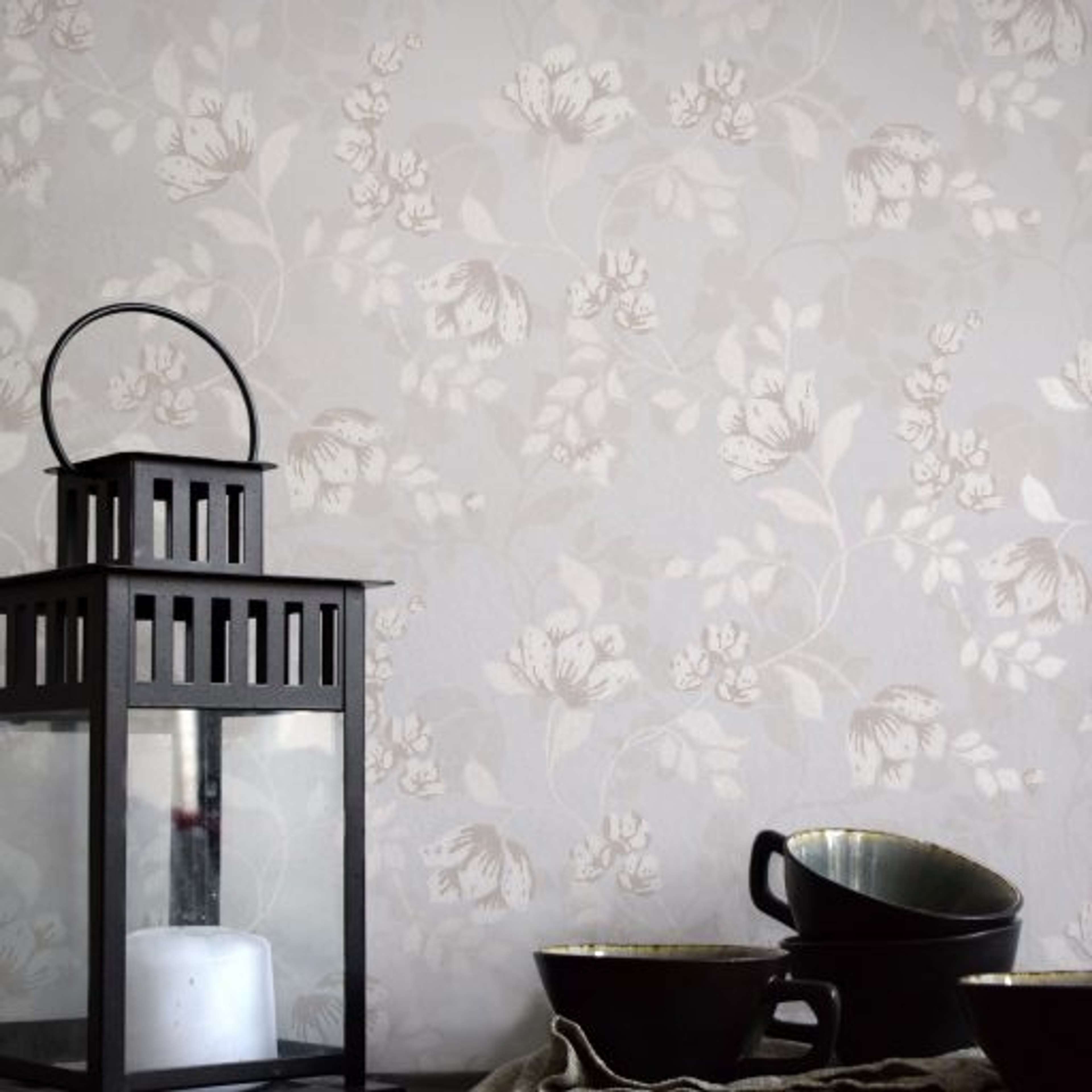 Malin, Silver Grå tapet från duro med blommigt mönster i grå. Från kollektionen Spira. Nonwoven-material med rak passning.