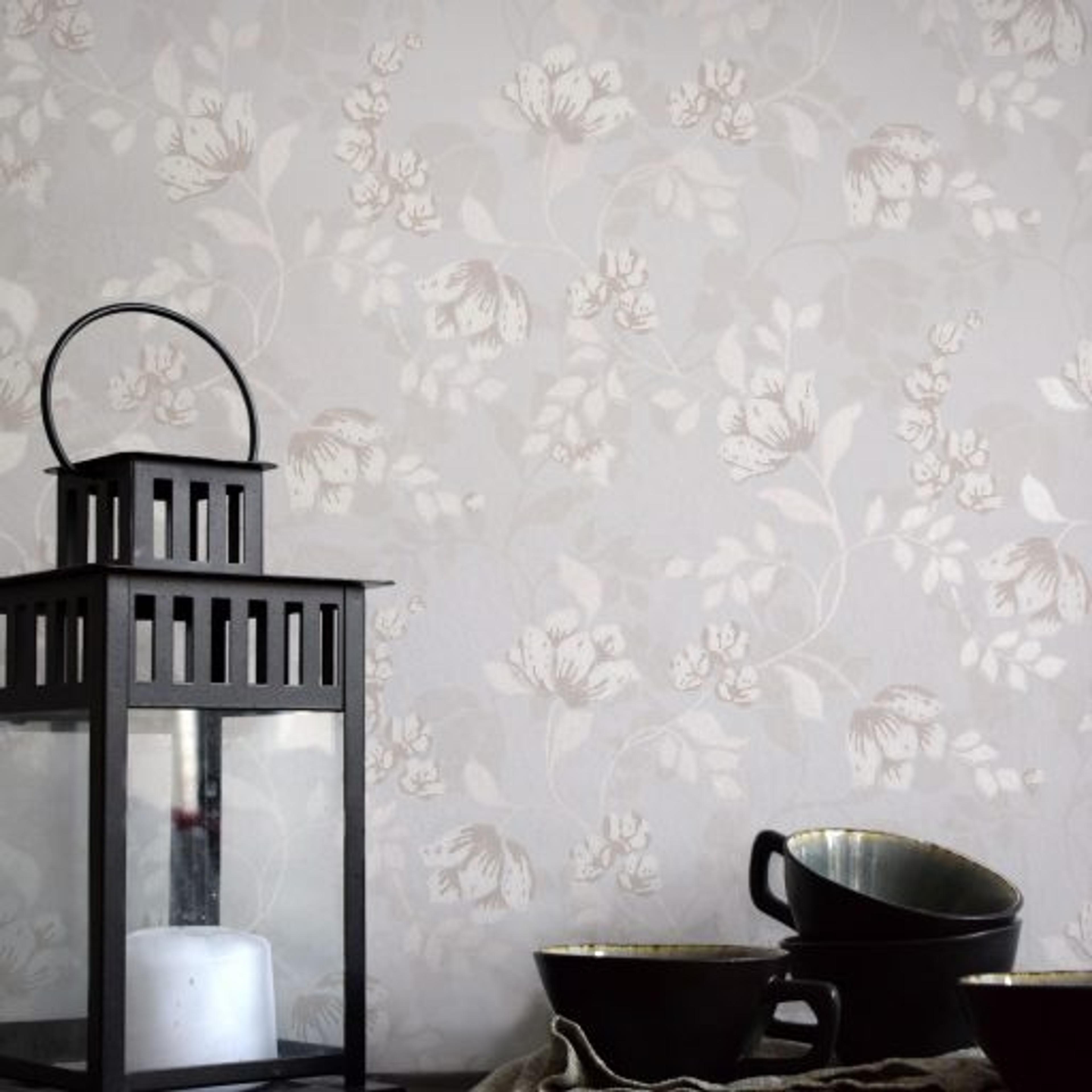 Malin, Silver Grå tapet från duro med blommigt mönster i grå. Från kollektionen Spira. Nonwoven-material med rak passning.