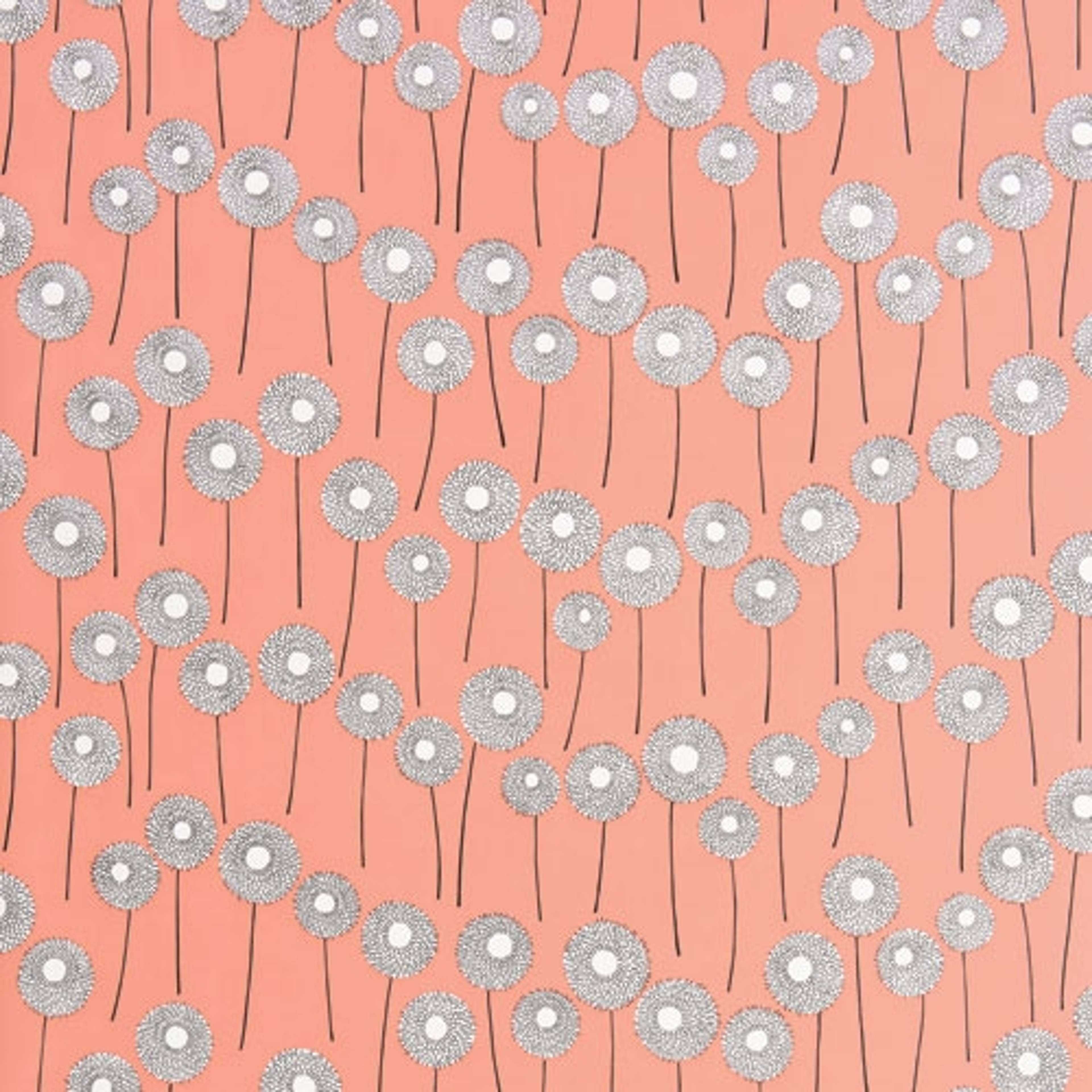 Meadow Honeysuckle tapet från Midbec med blommigt mönster i orange. Från kollektionen Pioneer. Nonwoven-material med förskjuten passning.