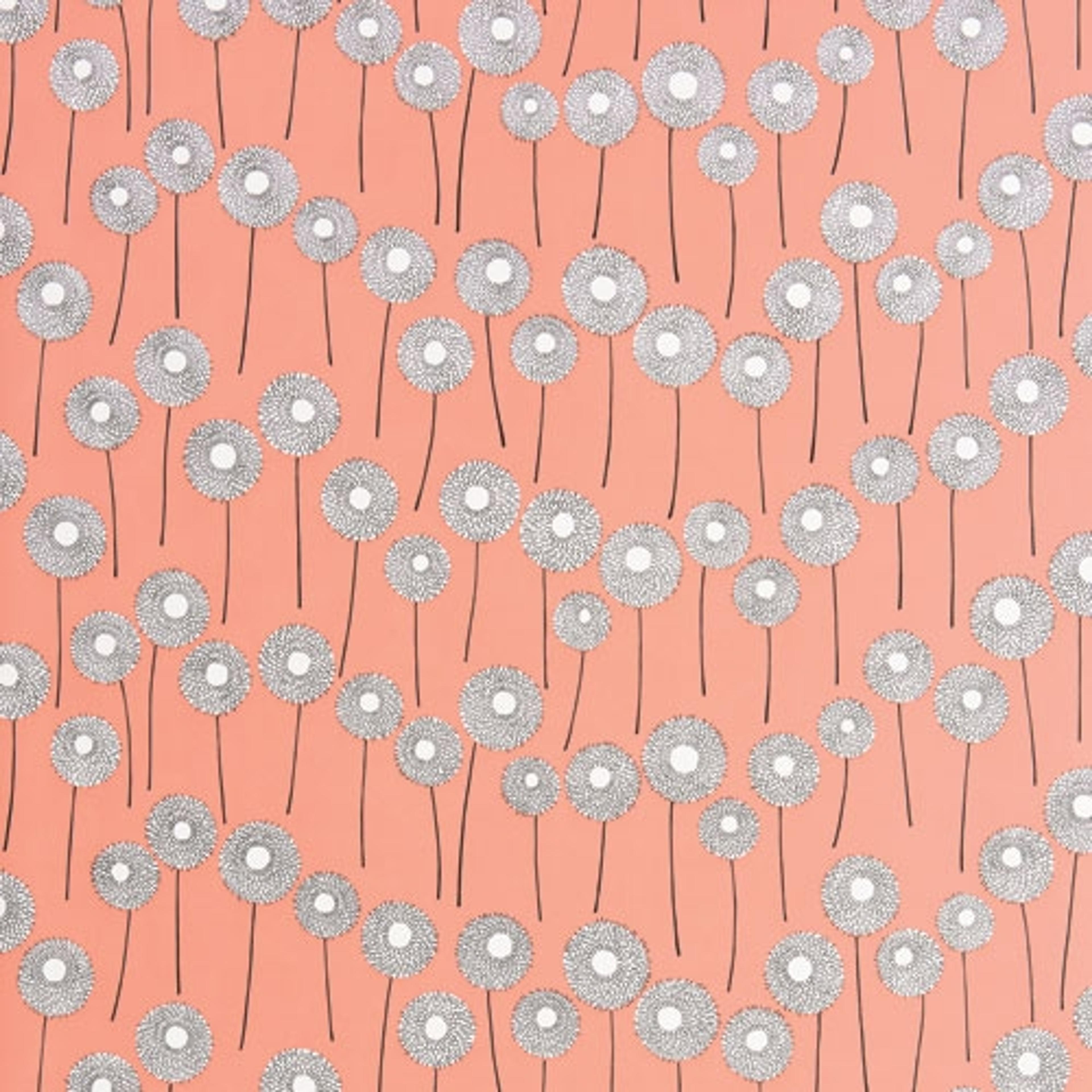 Meadow Honeysuckle tapet från Midbec med blommigt mönster i orange. Från kollektionen Pioneer. Nonwoven-material med förskjuten passning.