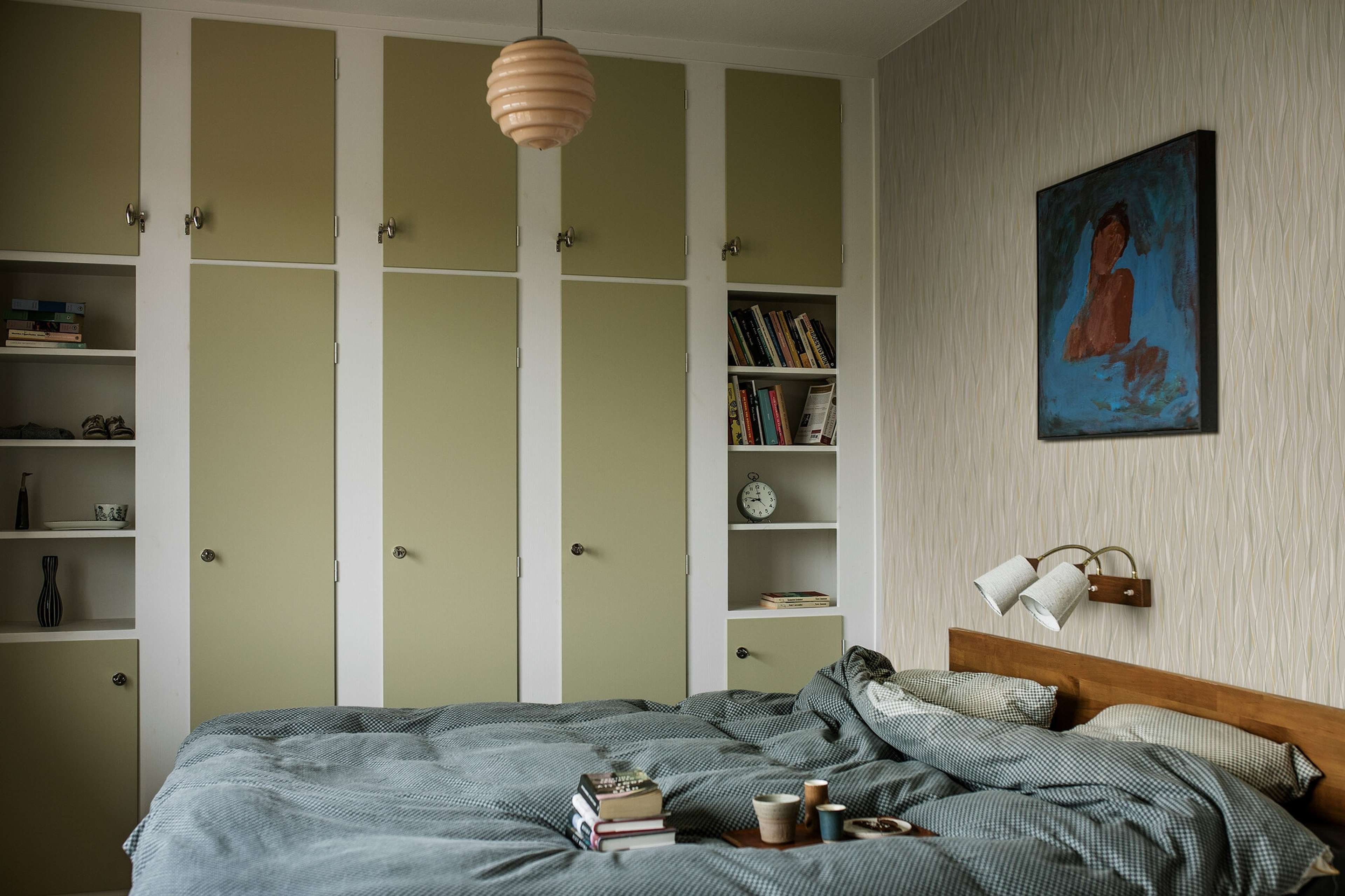 Ängby tapet med grafiskt mönster i beige. Från kollektionen Alla Tiders Hus. Nonwoven-material med förskjuten passning. Passar i vardagsrum, matsal och kök.