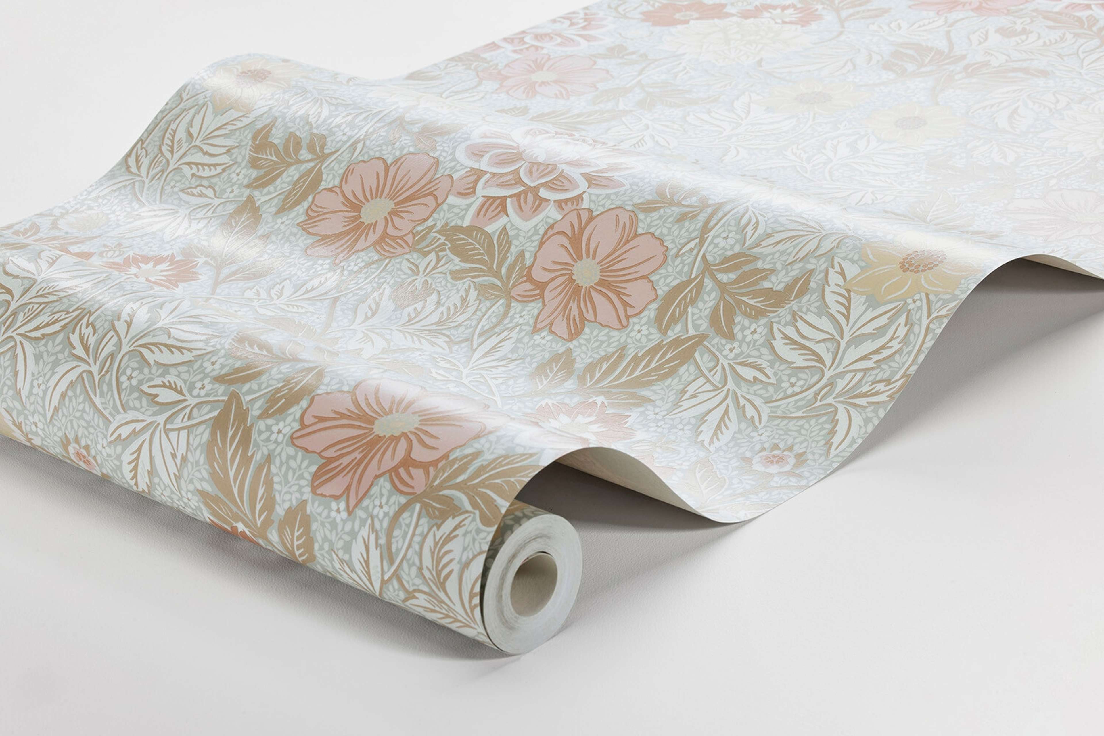 Dahlia Garden tapet med blommigt mönster i rosa. Från kollektionen Falsterbo III. Nonwoven-material med rak passning.