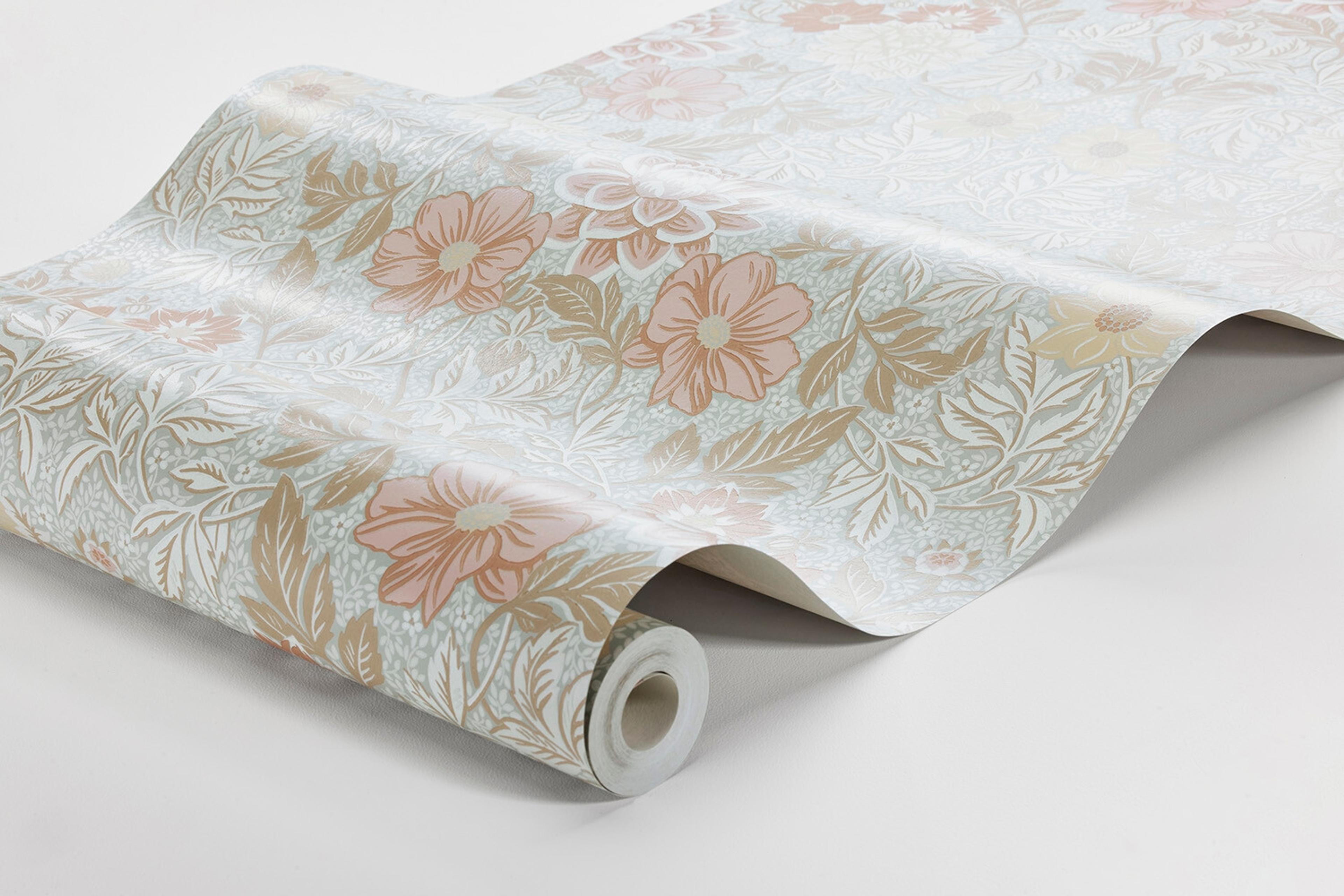 Dahlia Garden tapet med blommigt mönster i rosa. Från kollektionen Falsterbo III. Nonwoven-material med rak passning.