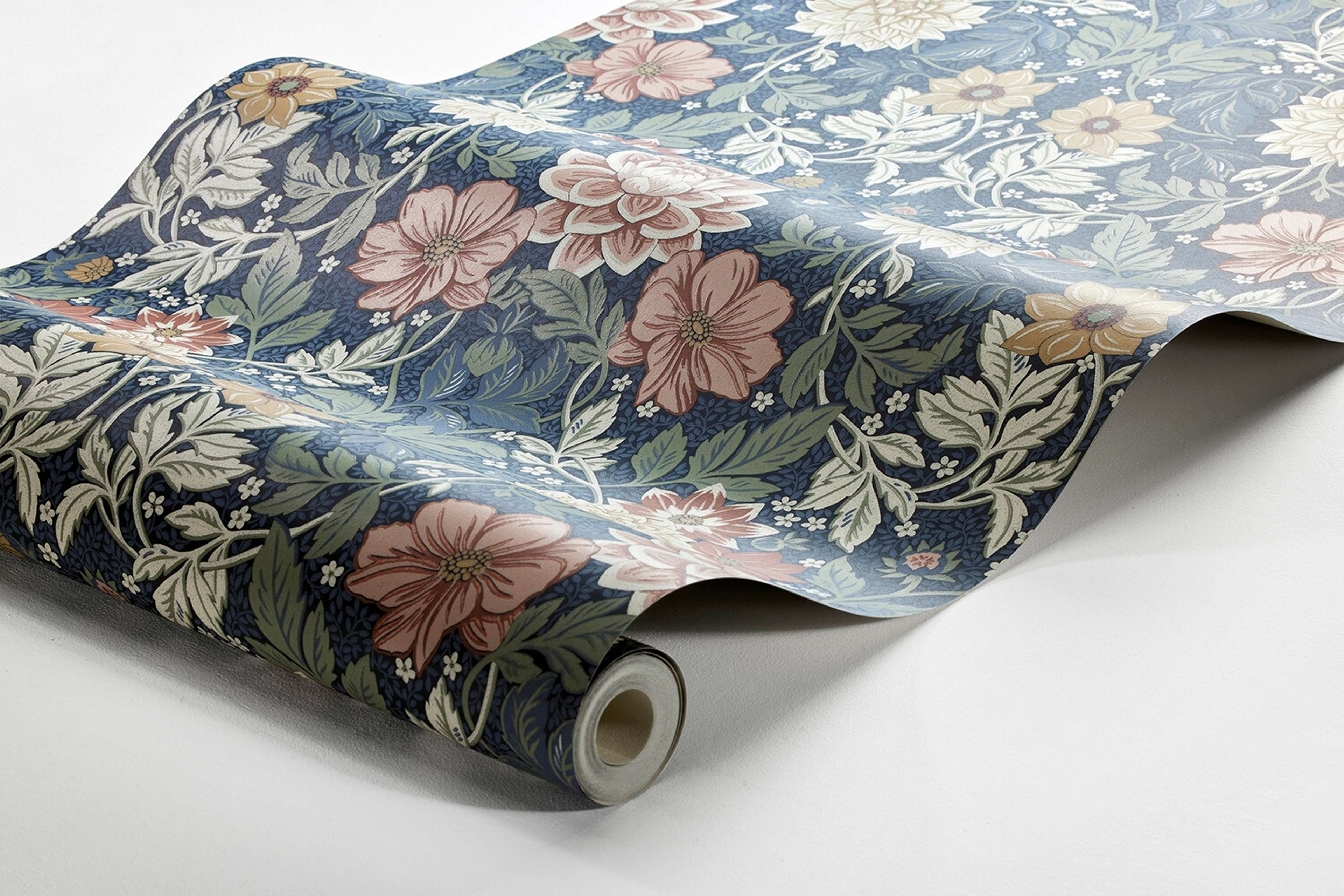 Dahlia Garden, blå tapet med blommigt mönster i blå. Från kollektionen Falsterbo III. Nonwoven-material med rak passning.