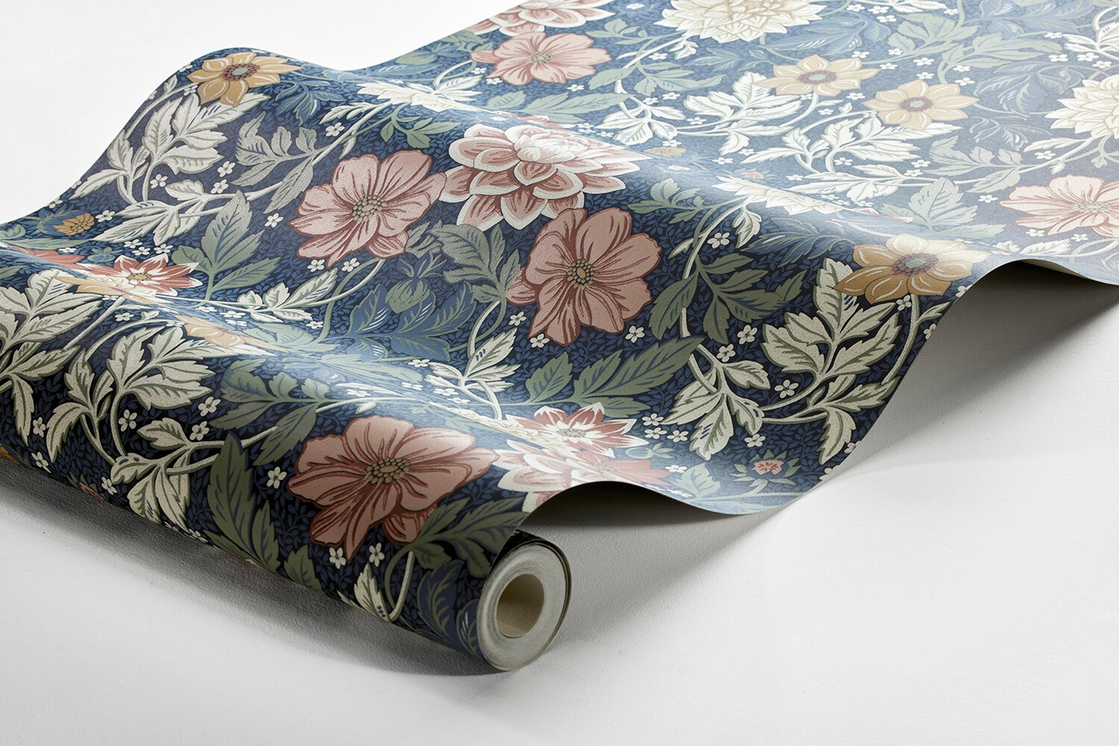 Dahlia Garden, blå tapet med blommigt mönster i blå. Från kollektionen Falsterbo III. Nonwoven-material med rak passning.