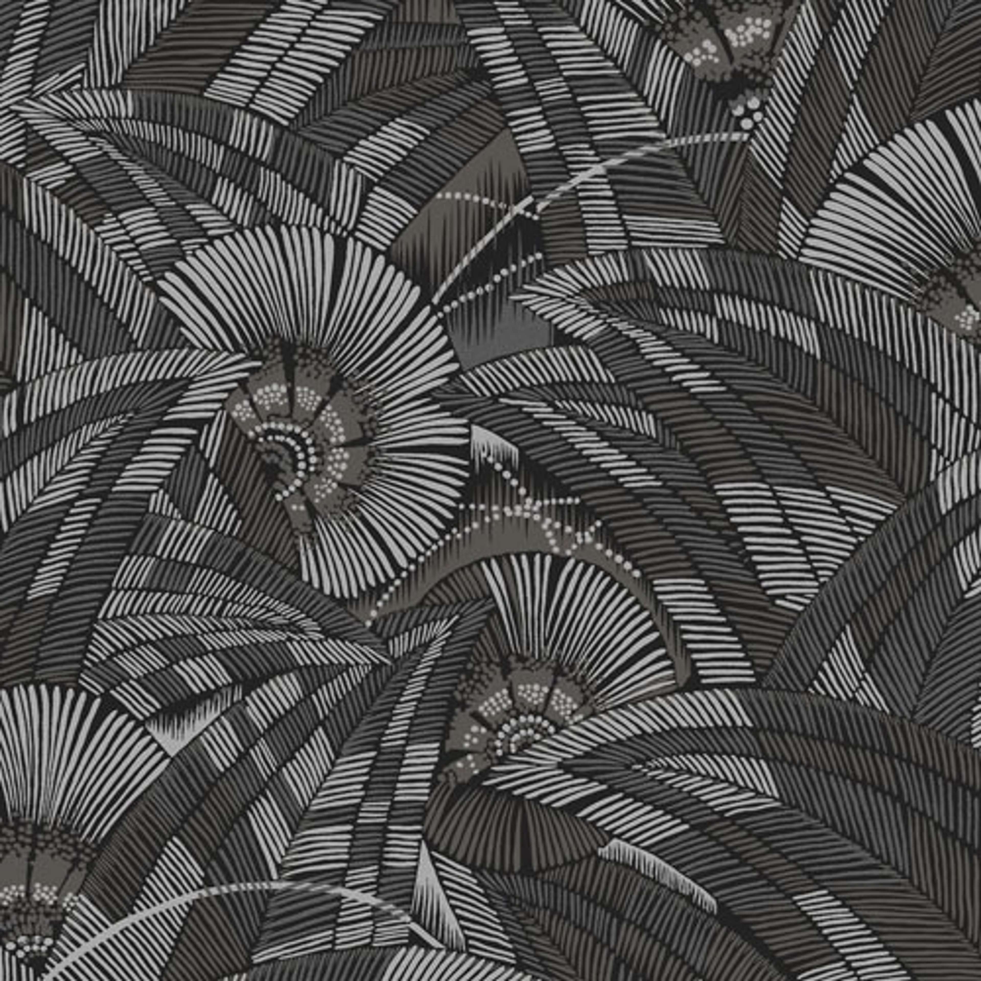 Bali Night tapet tapet från Midbec med botaniskt mönster i grå. Från kollektionen Tribute. Nonwoven-material med förskjuten passning. Passar i vardagsrum, matsal och hall.