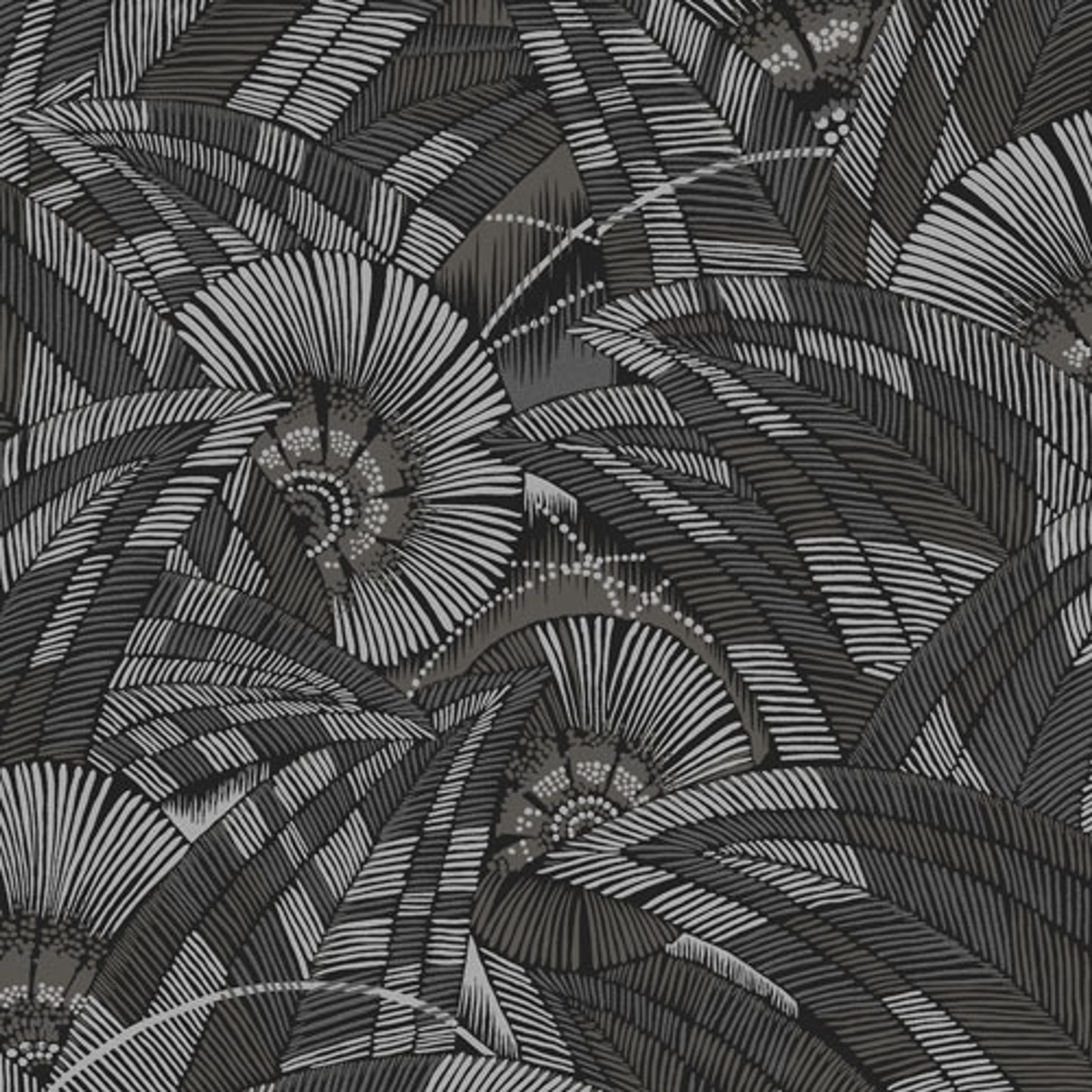 Bali Night tapet tapet från Midbec med botaniskt mönster i grå. Från kollektionen Tribute. Nonwoven-material med förskjuten passning. Passar i vardagsrum, matsal och hall.