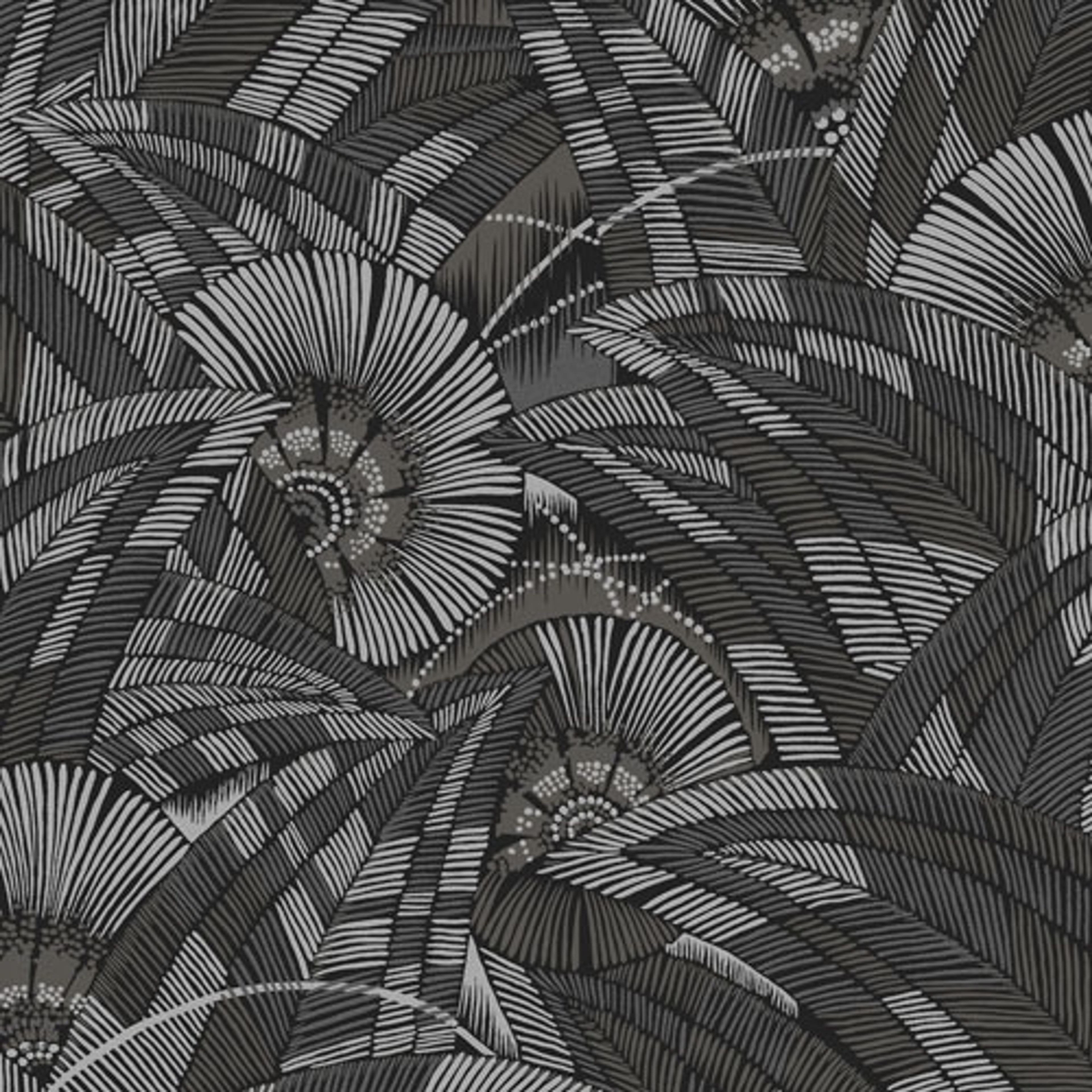 Bali Night tapet tapet från Midbec med botaniskt mönster i grå. Från kollektionen Tribute. Nonwoven-material med förskjuten passning. Passar i vardagsrum, matsal och hall.
