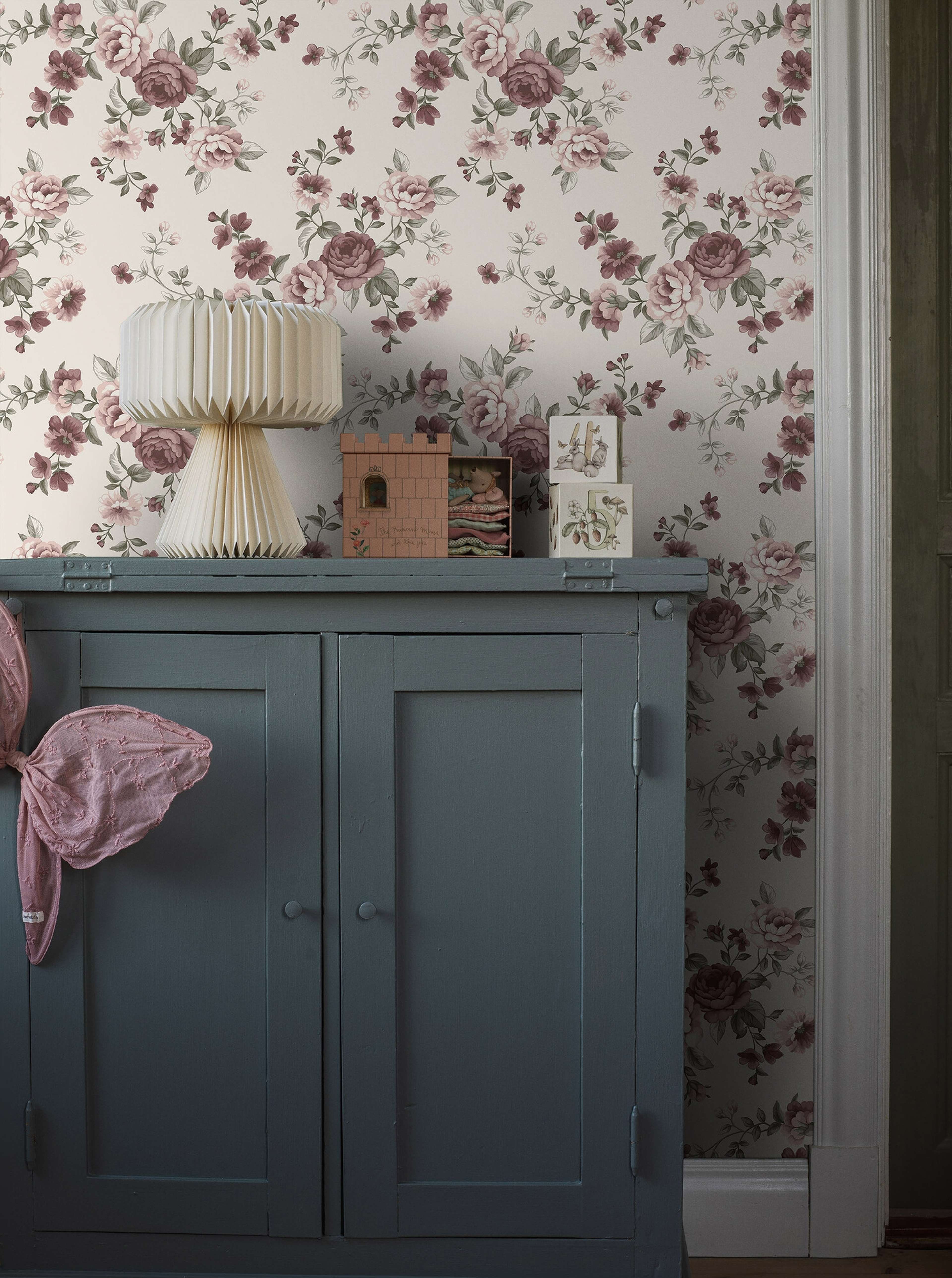 Nomi beige, tapet tapet med blommigt, barnrum mönster i beige. Från kollektionen Newbie II Wallpaper. Nonwoven-material med rak passning. Passar i sovrum och barnrum.
