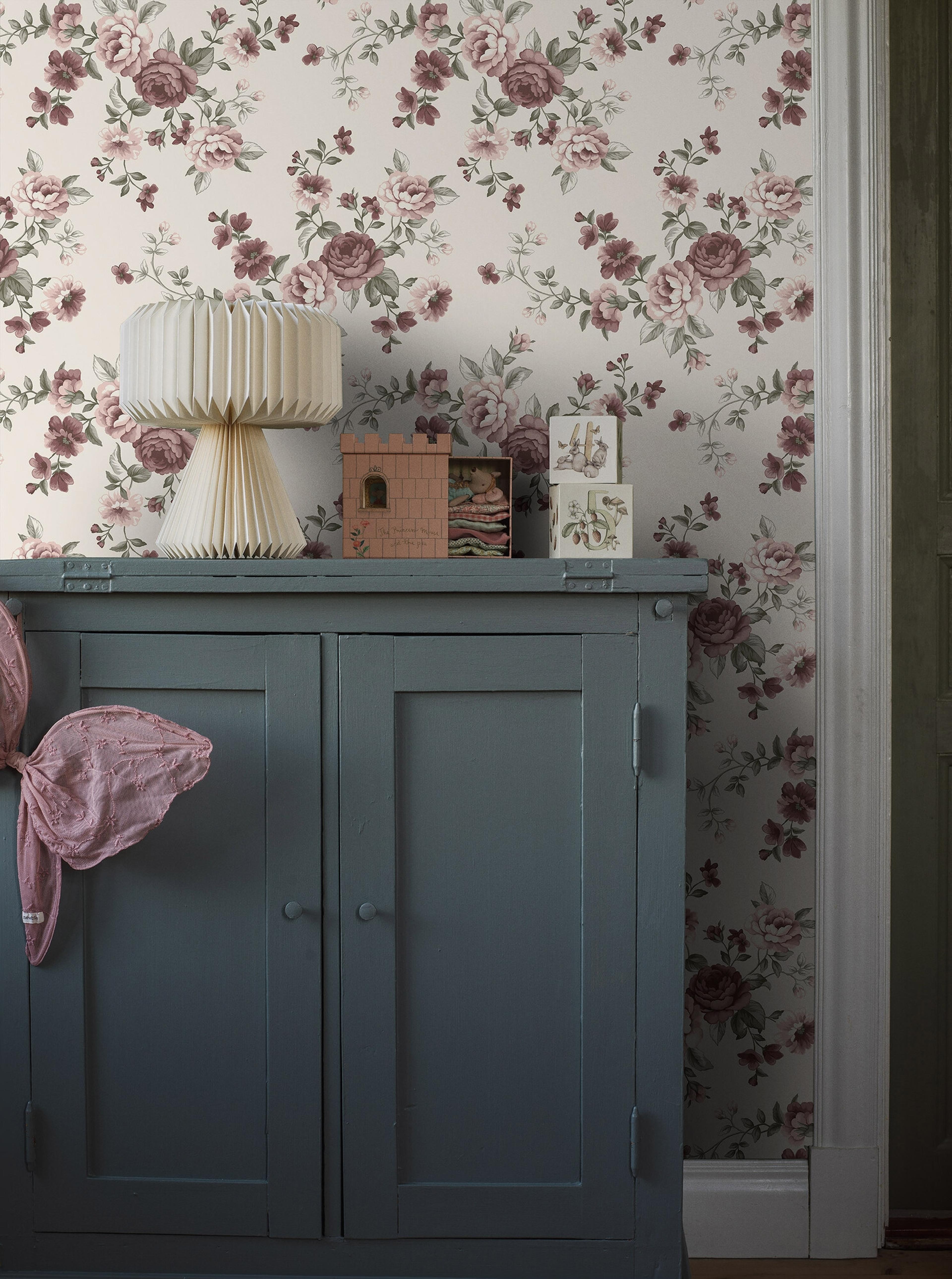 Nomi beige, tapet tapet med blommigt, barnrum mönster i beige. Från kollektionen Newbie II Wallpaper. Nonwoven-material med rak passning. Passar i sovrum och barnrum.