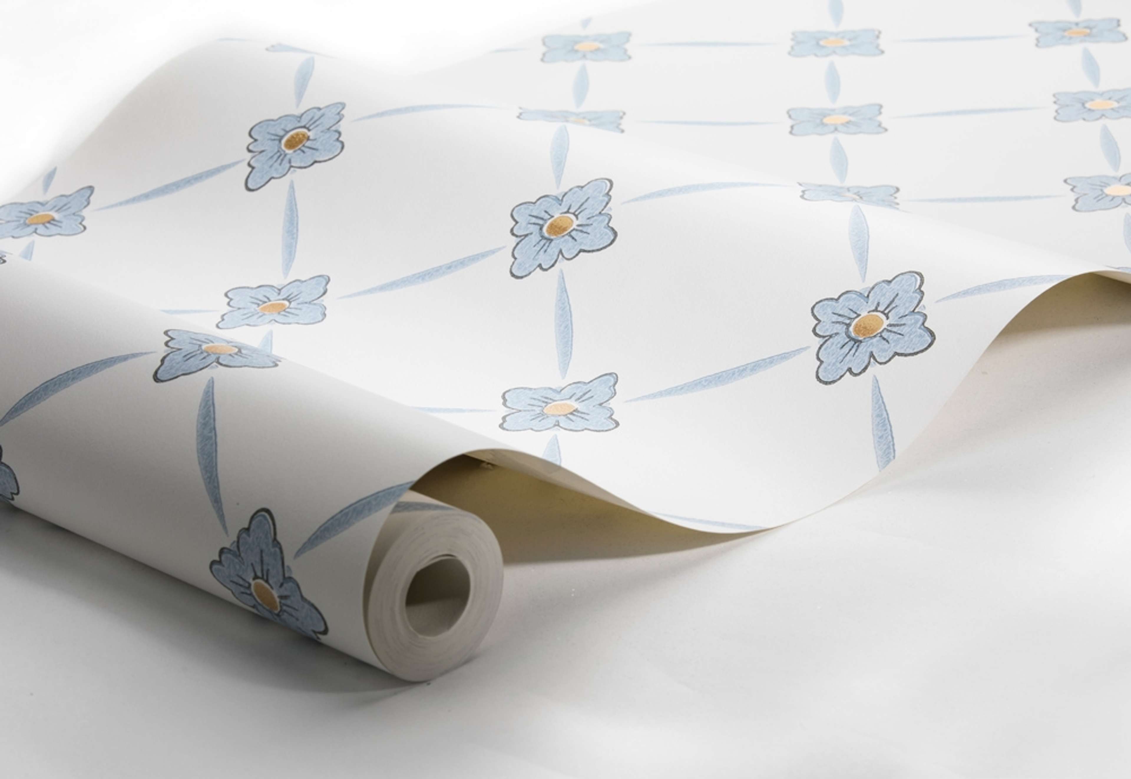Linné tapet från Boråstapeter med geometriskt, blommigt mönster i vit och blå. Från kollektionen anno. Nonwoven-material med rak passning. Passar i sovrum och matsal.