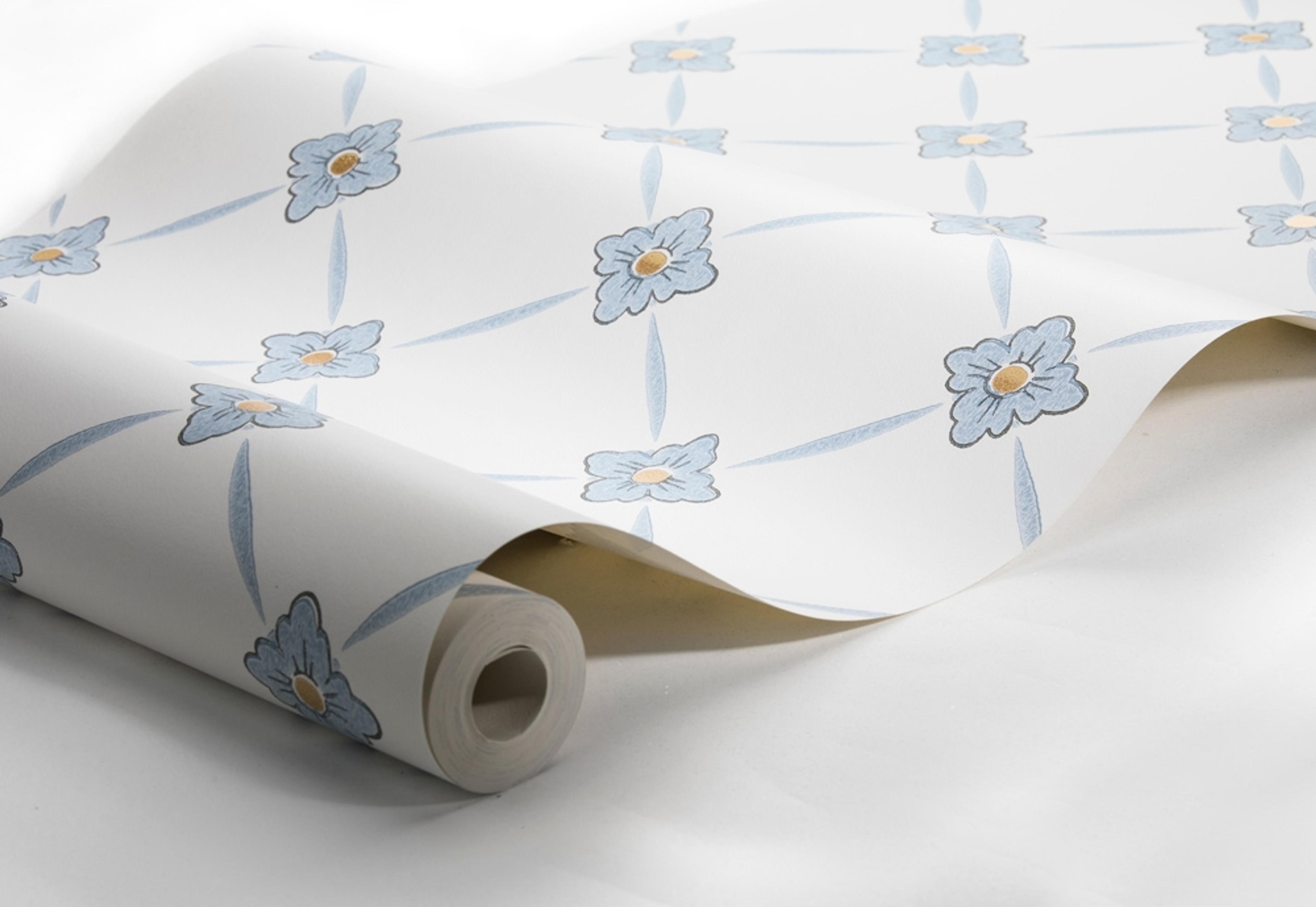 Linné tapet från Boråstapeter med geometriskt, blommigt mönster i vit och blå. Från kollektionen anno. Nonwoven-material med rak passning. Passar i sovrum och matsal.