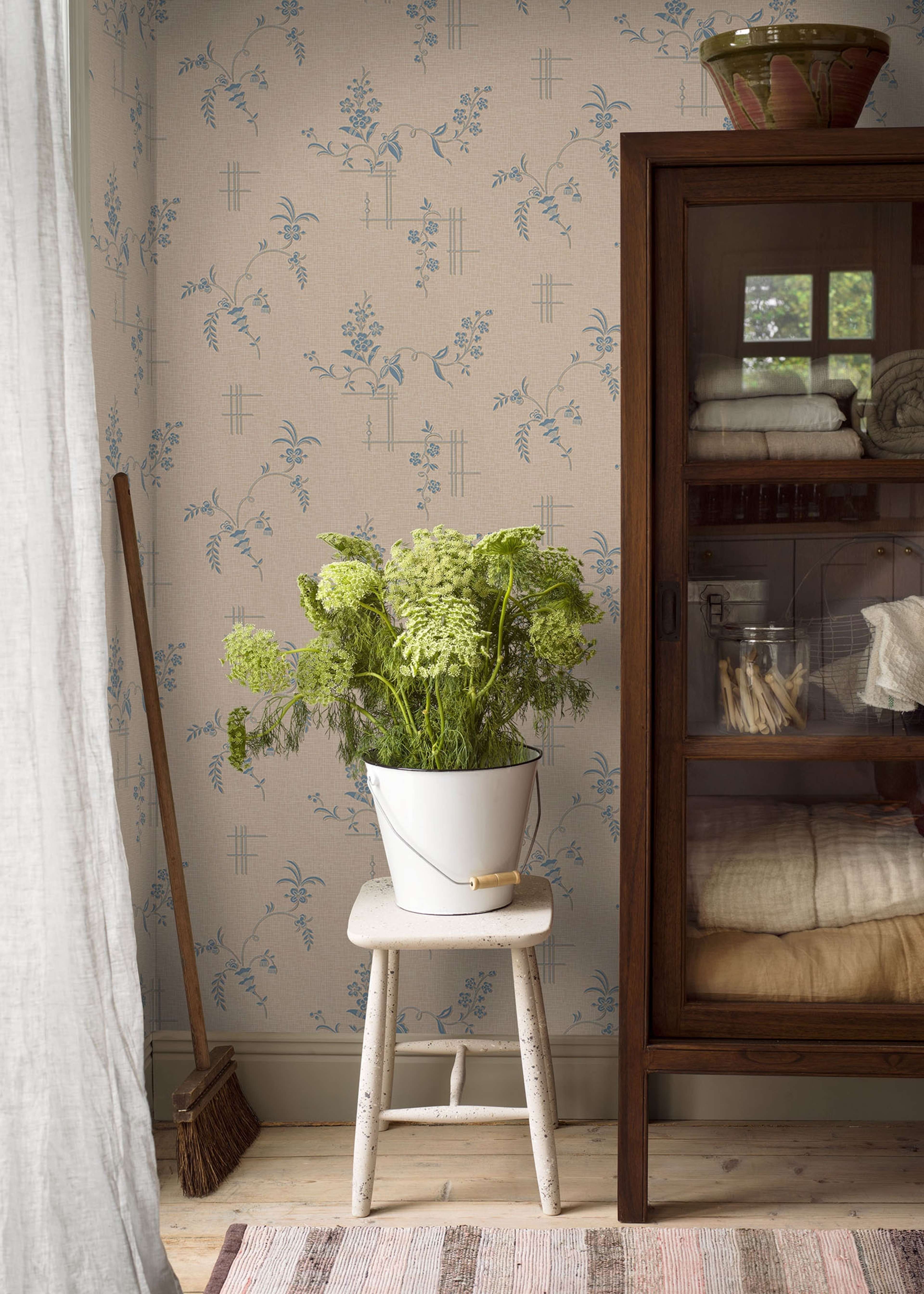Ulricehamn tapet från Boråstapeter med blommigt mönster i brun och blå. Från kollektionen anno. Nonwoven-material med förskjuten passning. Passar i sovrum och matsal.
