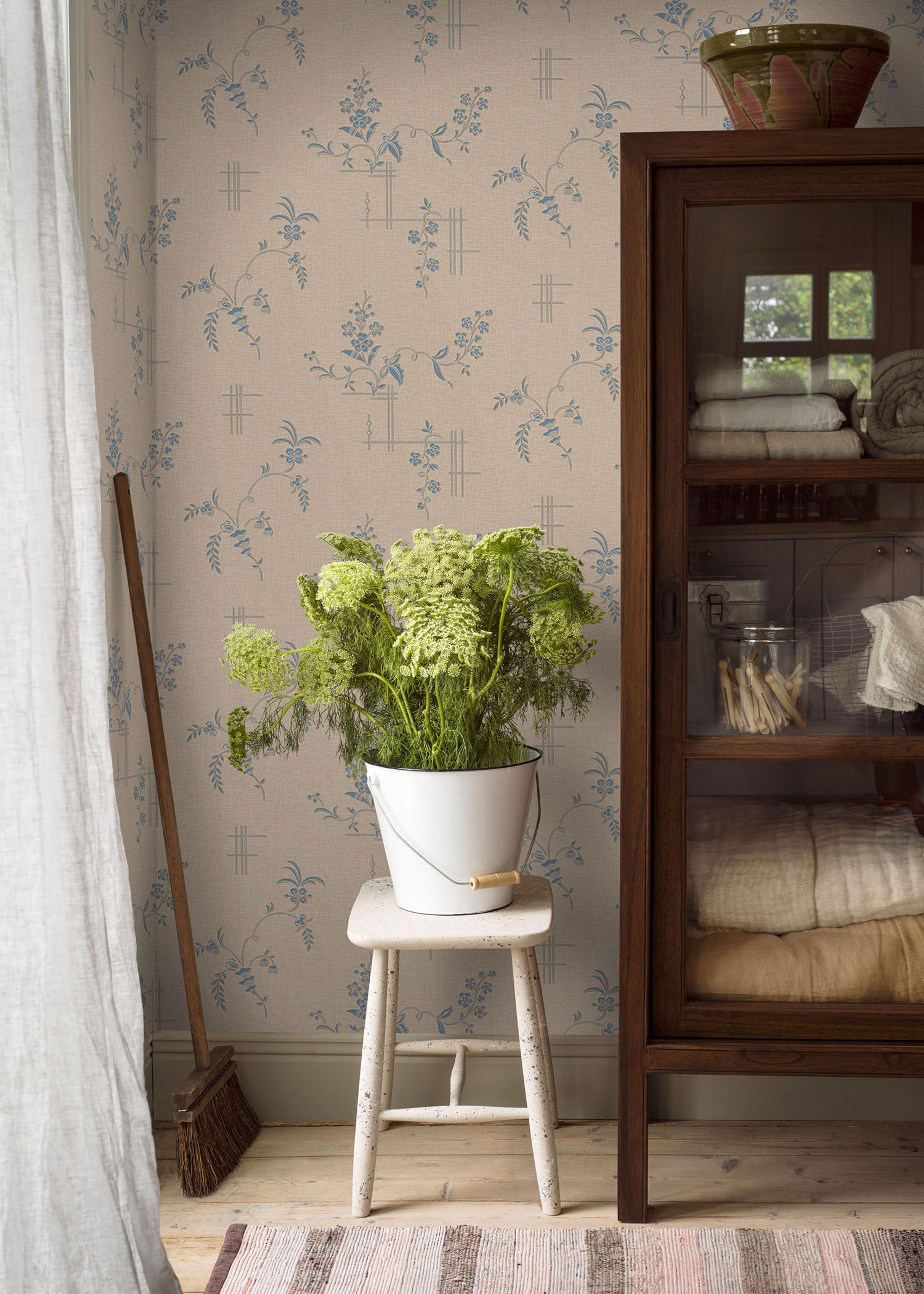 Ulricehamn tapet från Boråstapeter med blommigt mönster i brun och blå. Från kollektionen anno. Nonwoven-material med förskjuten passning. Passar i sovrum och matsal.
