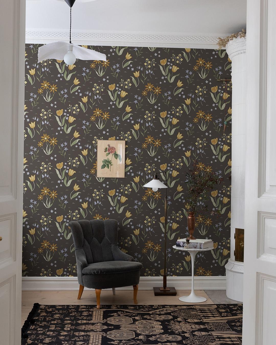 Tulpandans, brun tapet tapet med blommigt mönster i brun. Från kollektionen Långenäs. Nonwoven-material med förskjuten passning.