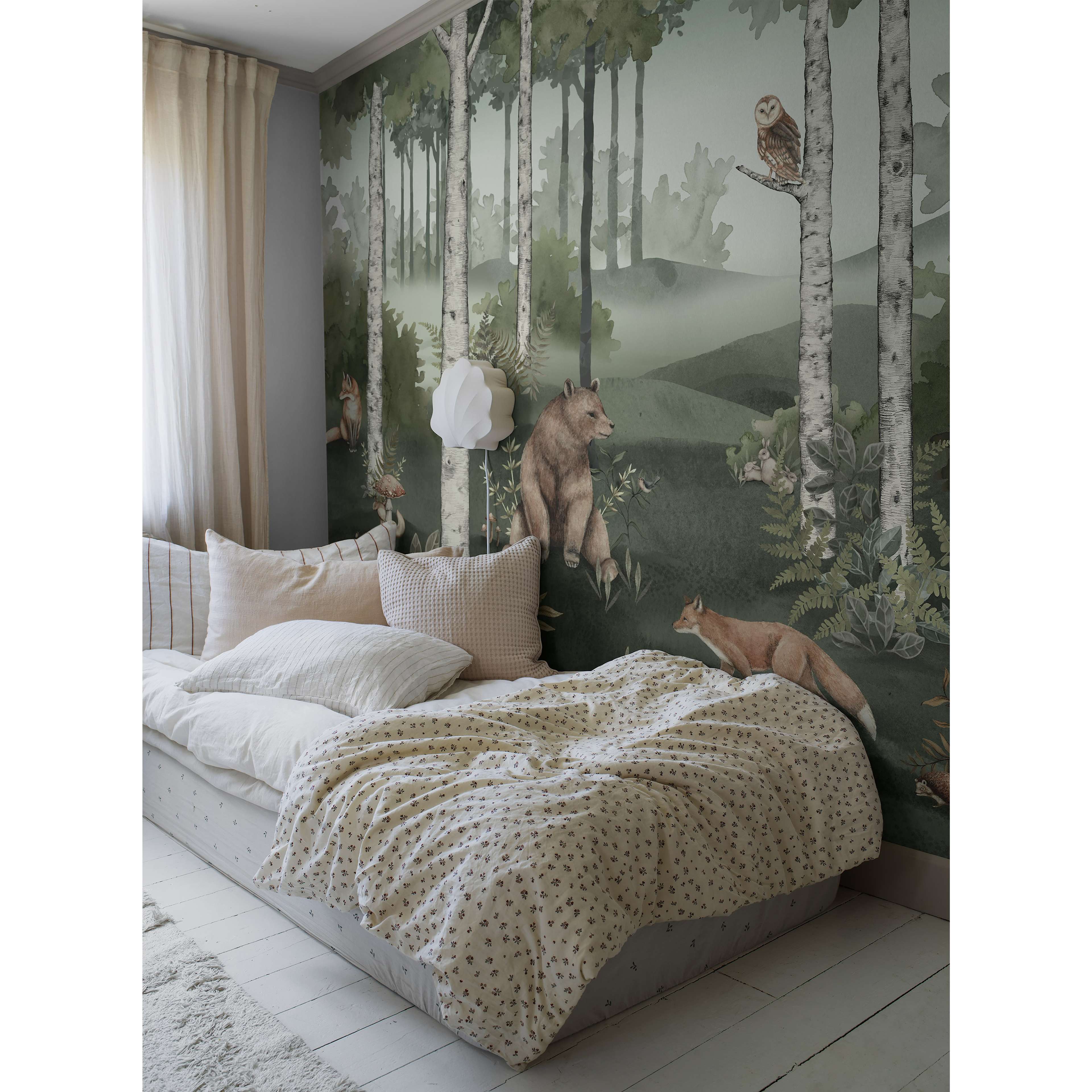 Wild Forest Mural, tapet tapet med stormönstrat, djur, barnrum mönster i grön. Från kollektionen Newbie II Wallpaper. Nonwoven-material med rak passning. Passar i barnrum.