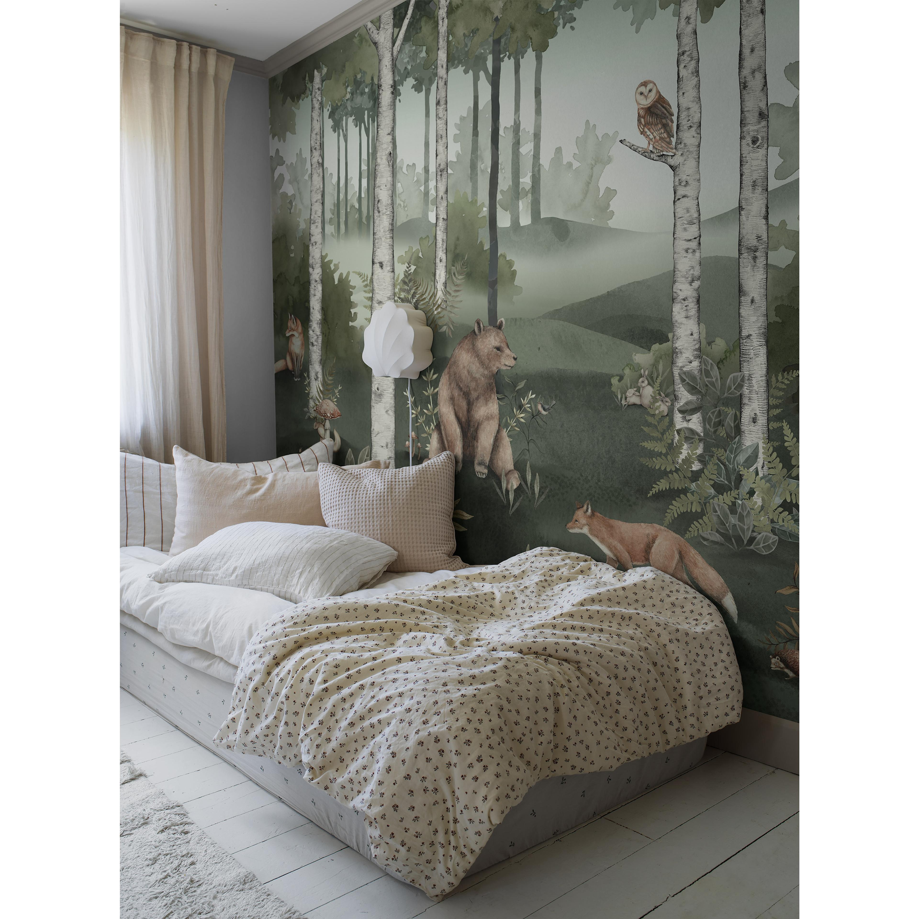 Wild Forest Mural, tapet tapet med stormönstrat, djur, barnrum mönster i grön. Från kollektionen Newbie II Wallpaper. Nonwoven-material med rak passning. Passar i barnrum.