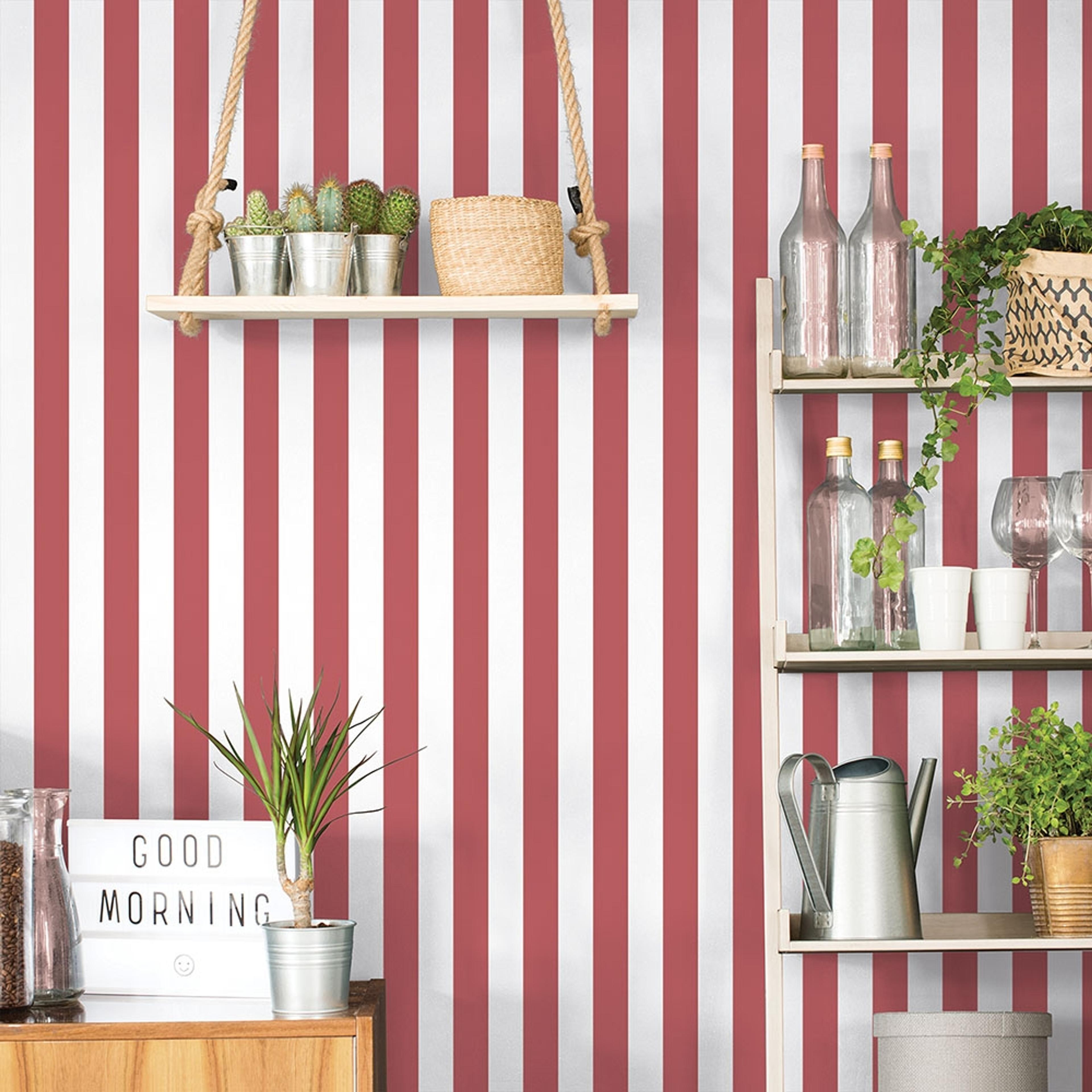 Awning Stripe tapet med randigt mönster i vit och röd. Från kollektionen Just Kitchens. Nonwoven-material.