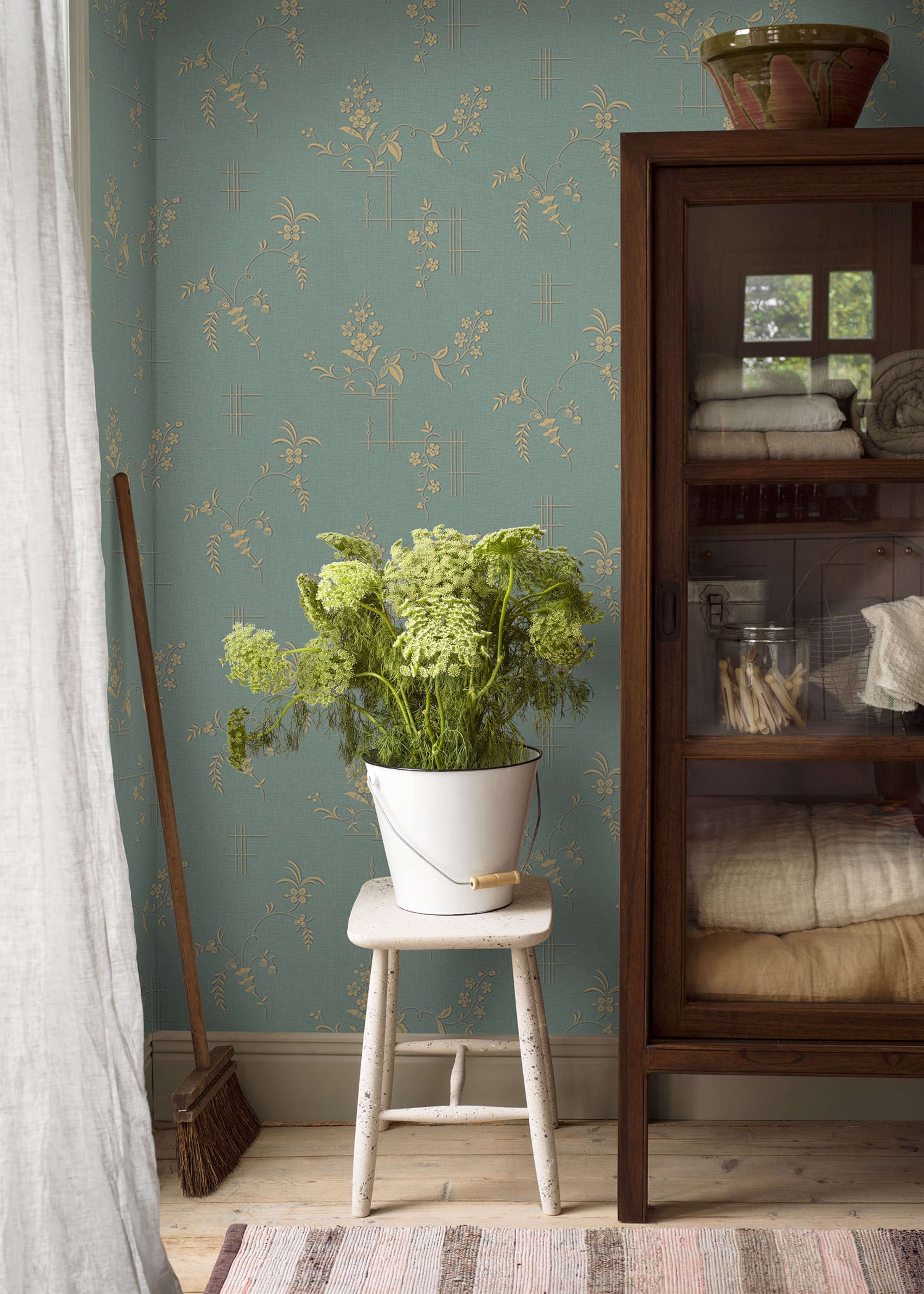 Ulricehamn tapet från Boråstapeter med blommigt mönster i guld och grön. Från kollektionen anno. Nonwoven-material med förskjuten passning. Lyx, city-stil. Passar i sovrum och matsal.