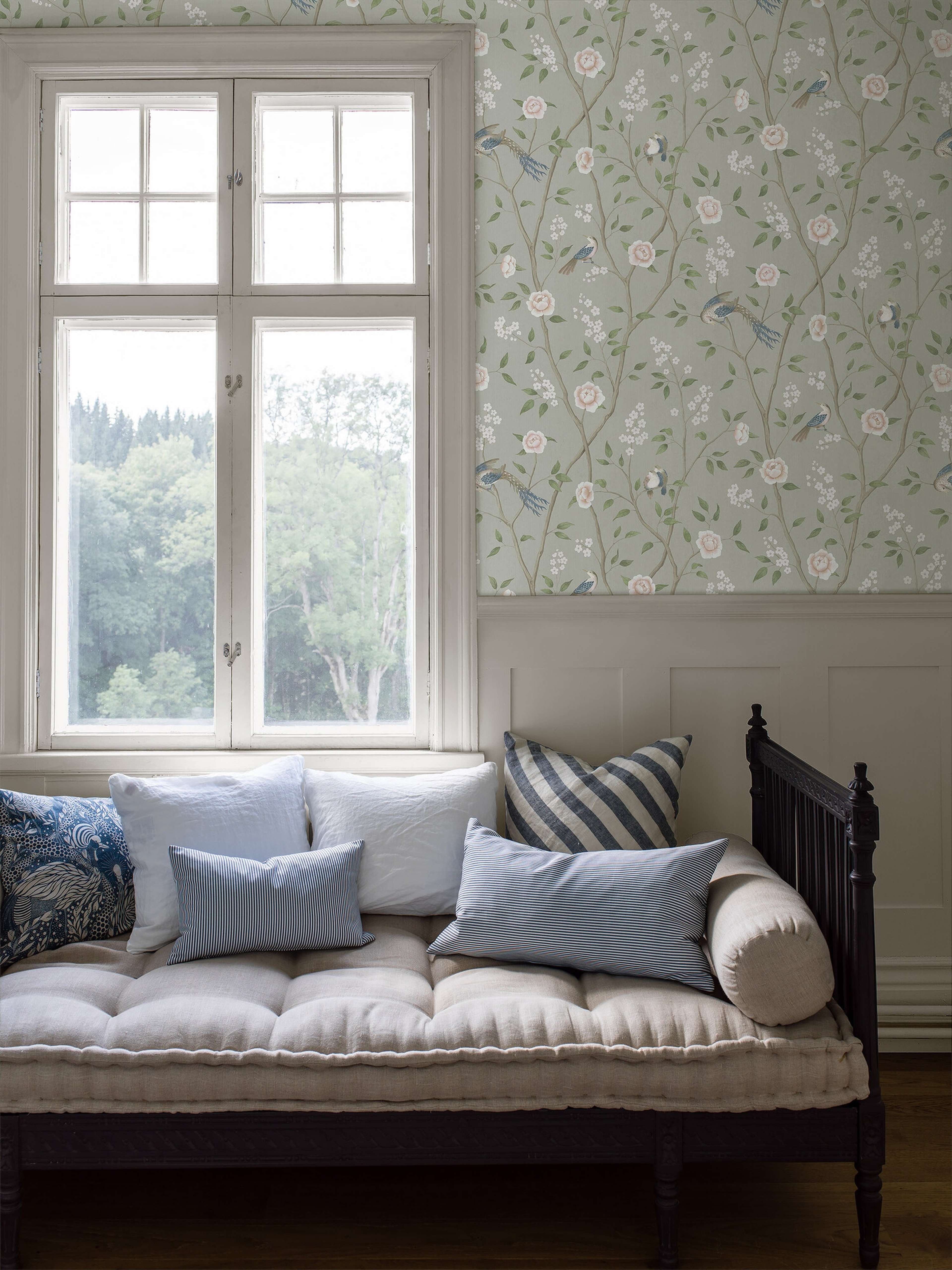 Paradise Birds tapet tapet från Boråstapeter med djur, blommigt mönster i turkos. Från kollektionen Dreamy Escape. Nonwoven-material med förskjuten passning. City-stil. Passar i vardagsrum och matsal.