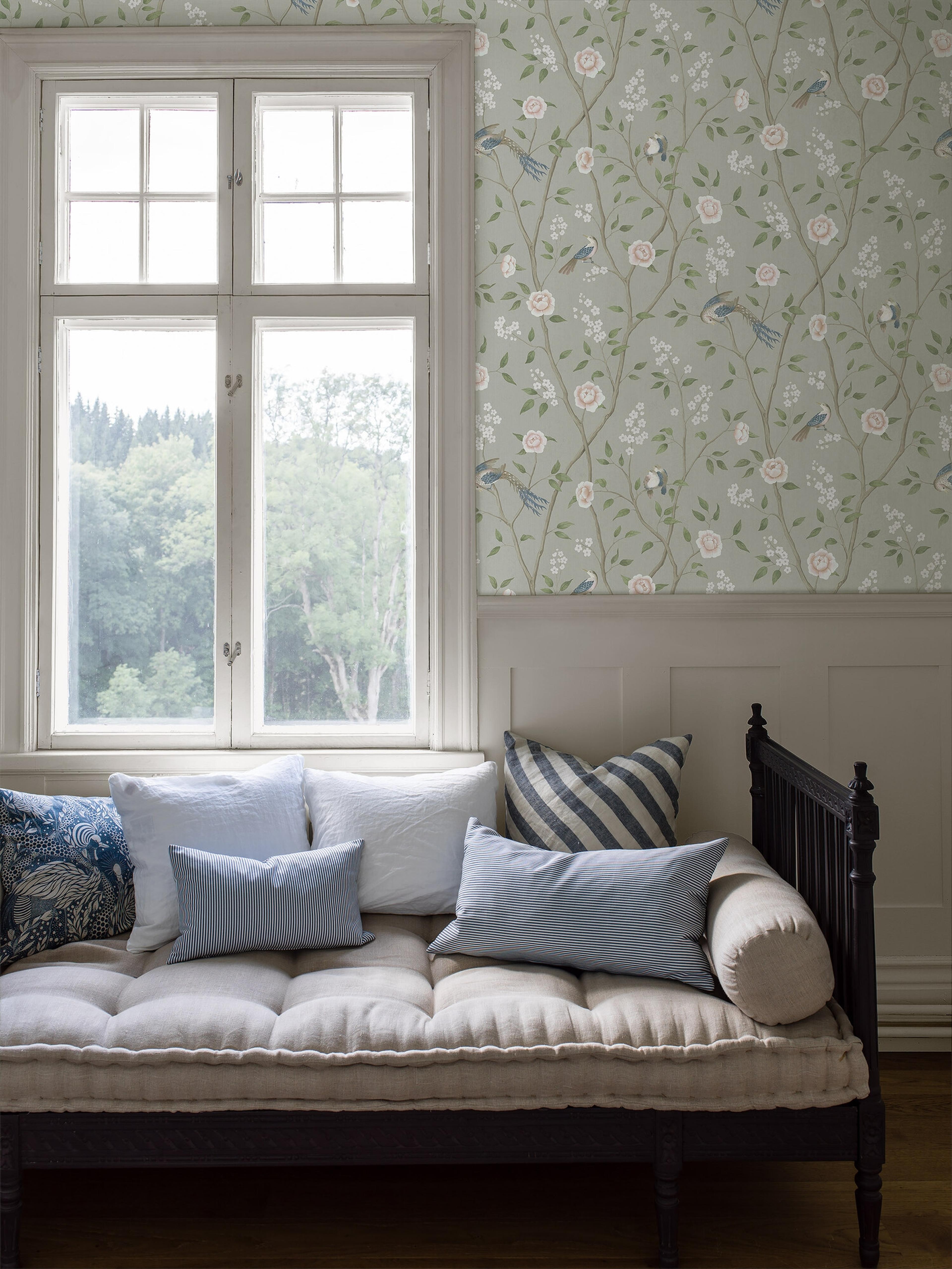 Paradise Birds tapet tapet från Boråstapeter med djur, blommigt mönster i turkos. Från kollektionen Dreamy Escape. Nonwoven-material med förskjuten passning. City-stil. Passar i vardagsrum och matsal.