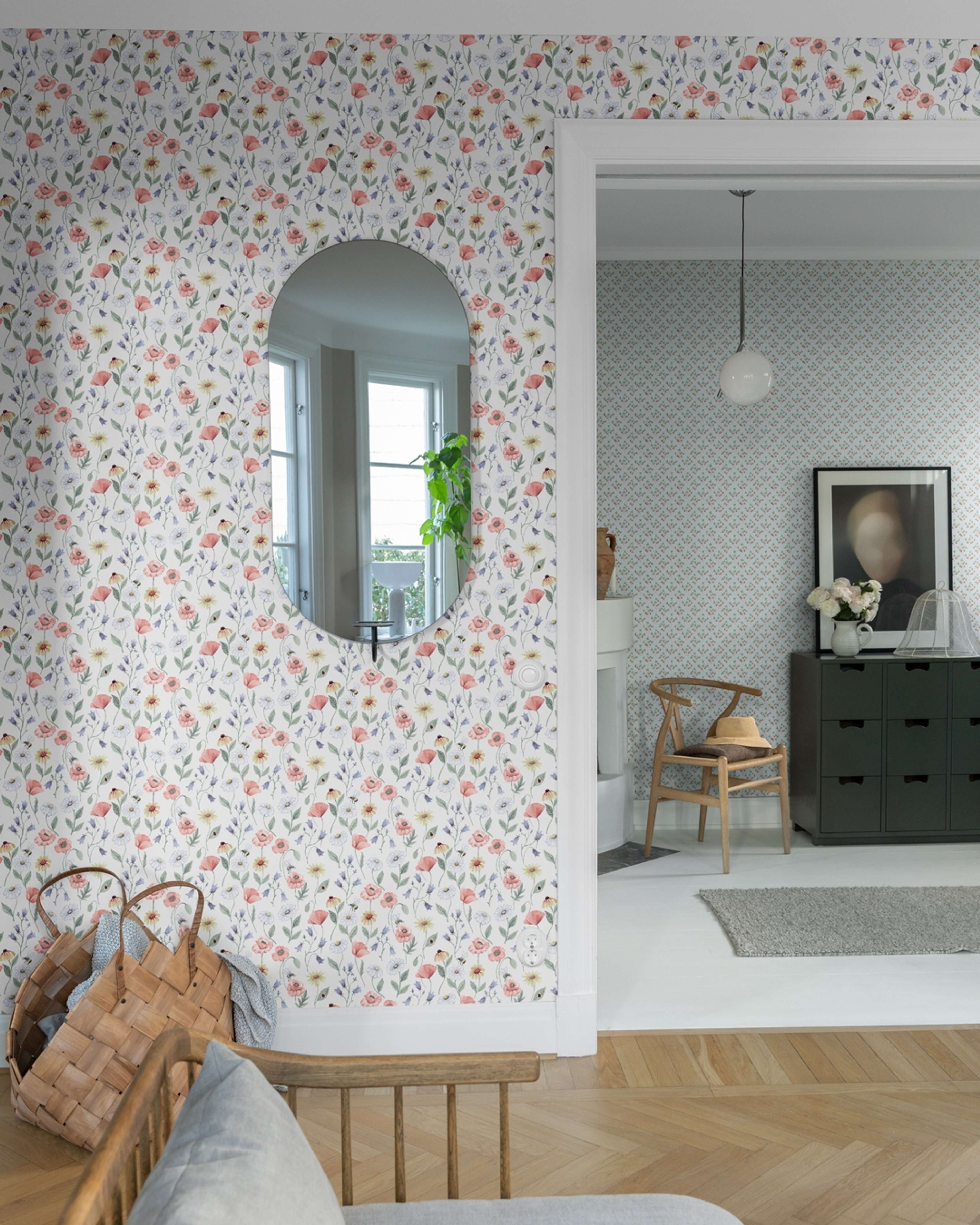 Blåklocka tapet med blommigt mönster i vit. Från kollektionen Rosenlycka. Nonwoven-material med rak passning. Passar i vardagsrum, sovrum och matsal.