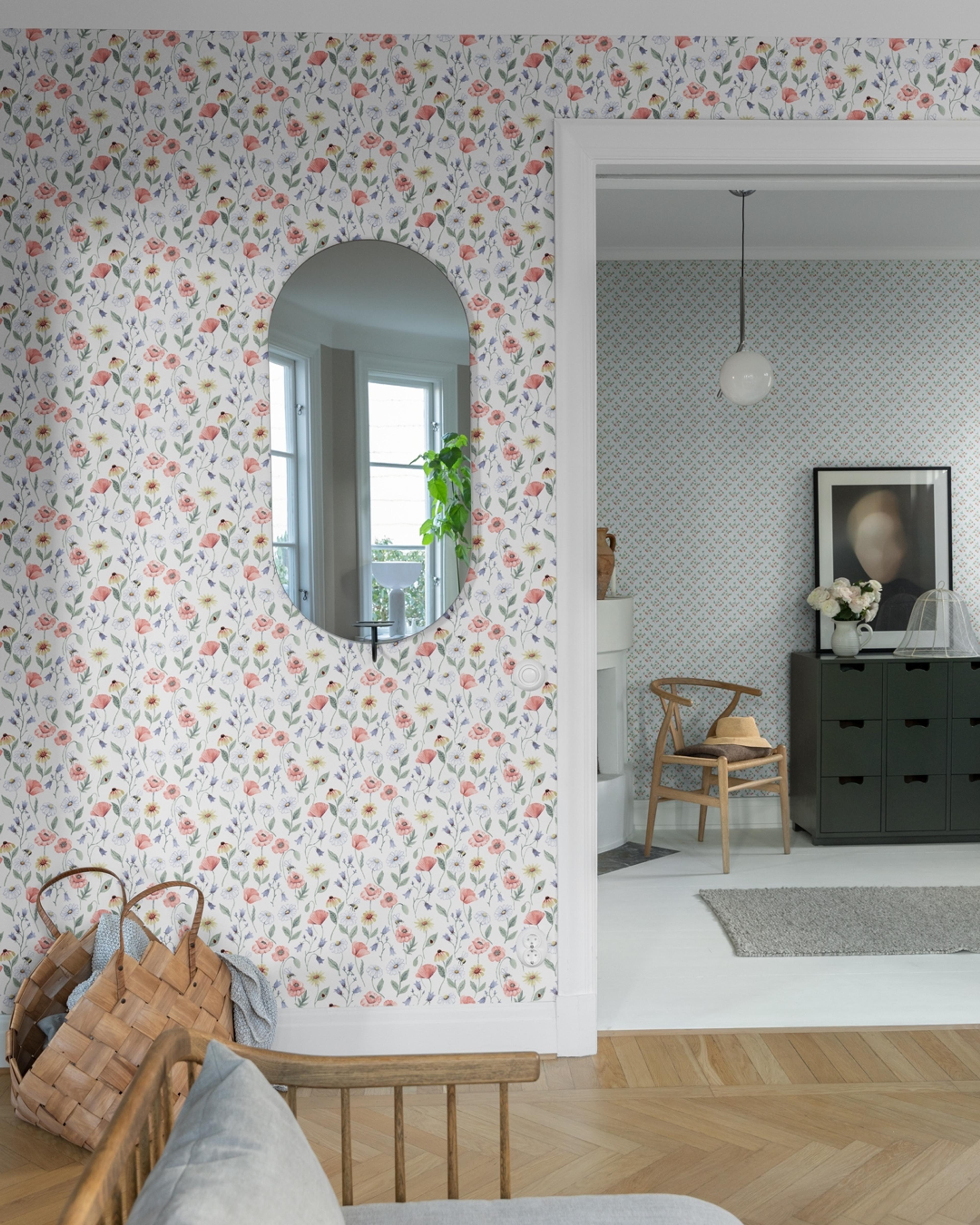 Blåklocka tapet med blommigt mönster i vit. Från kollektionen Rosenlycka. Nonwoven-material med rak passning. Passar i vardagsrum, sovrum och matsal.