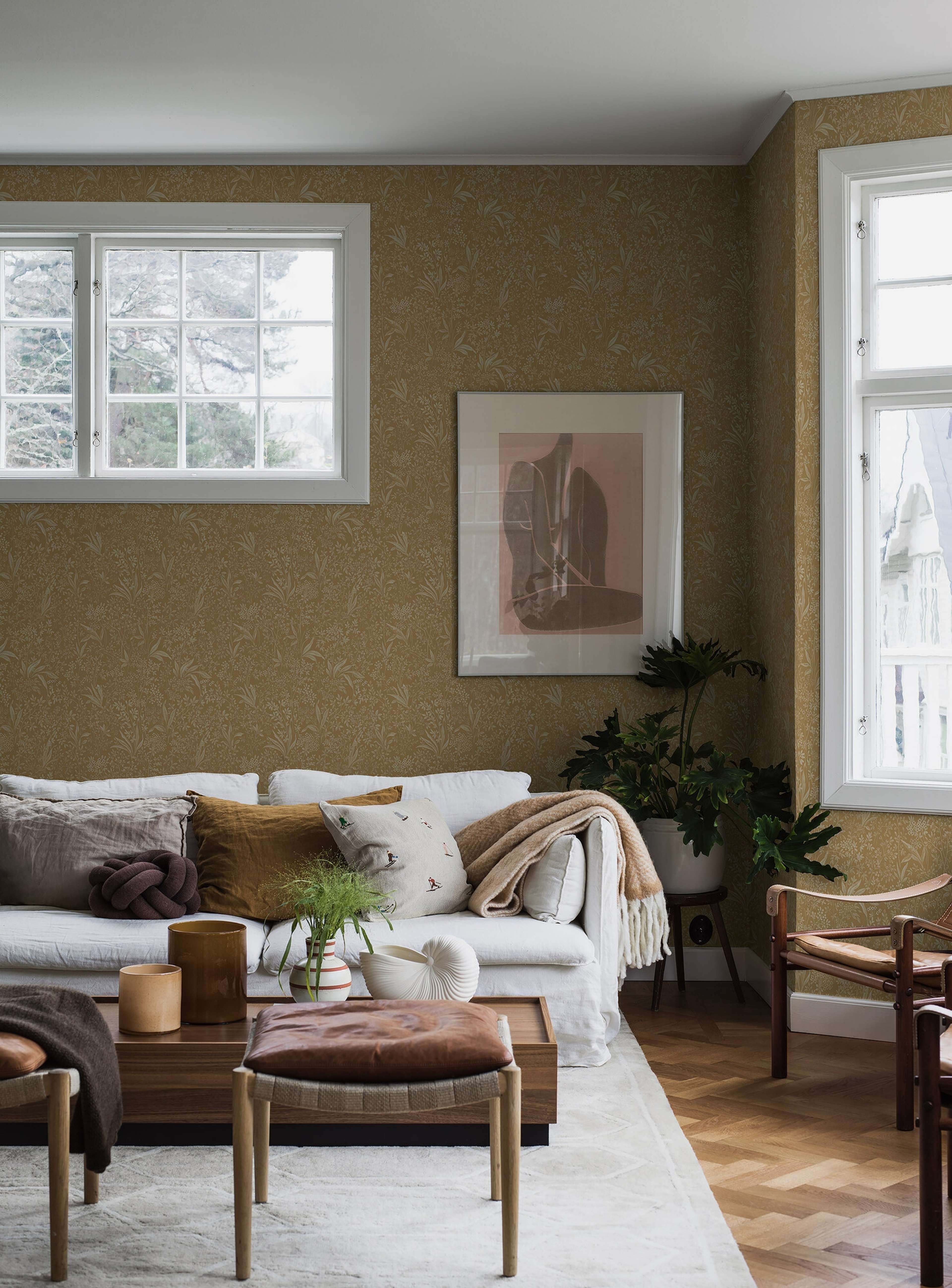 Nocturne slingrande bladverk, varmgul ockra tapet med botaniskt mönster i gul. Från kollektionen Vårt Arkiv. Nonwoven-material med rak passning.
