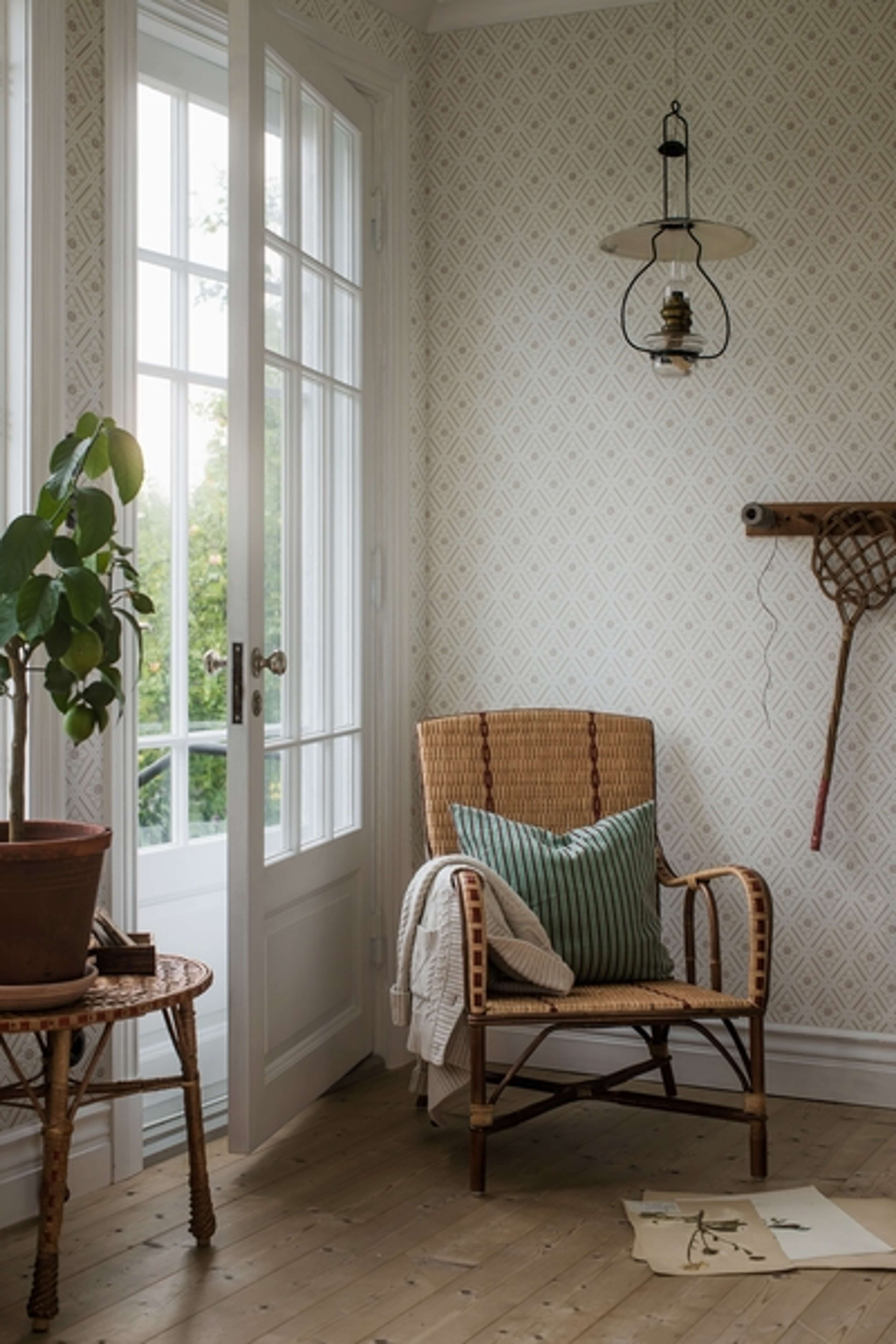 Ester mönsterbild trellis, beige tapet från Boråstapeter med rutigt, geometriskt, trellis mönster i beige. Från kollektionen Falsterbo III. Nonwoven-material med rak passning.