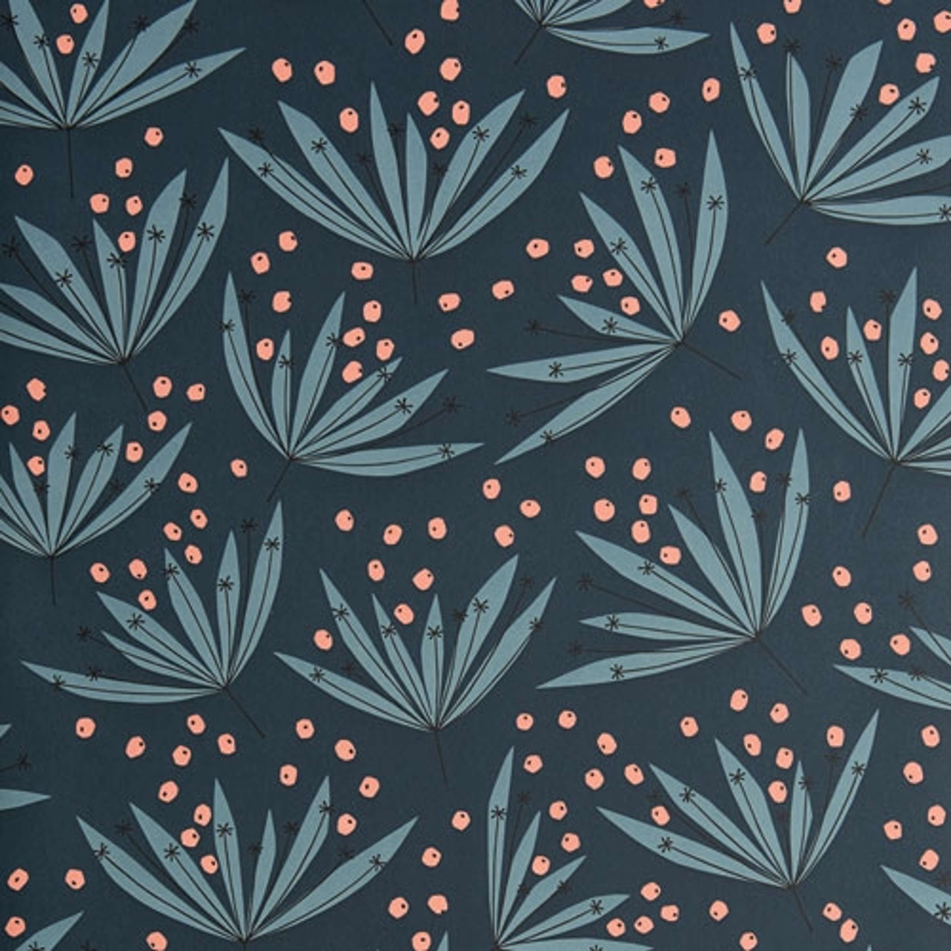 Wildflower Cloudberry tapet från Midbec med geometriskt mönster i blå. Från kollektionen Pioneer. Nonwoven-material med förskjuten passning. Vintage, lek-stil.