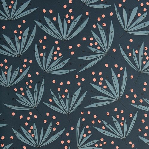 Wildflower Cloudberry tapet från Midbec med geometriskt mönster i blå. Från kollektionen Pioneer. Nonwoven-material med förskjuten passning. Vintage, lek-stil.