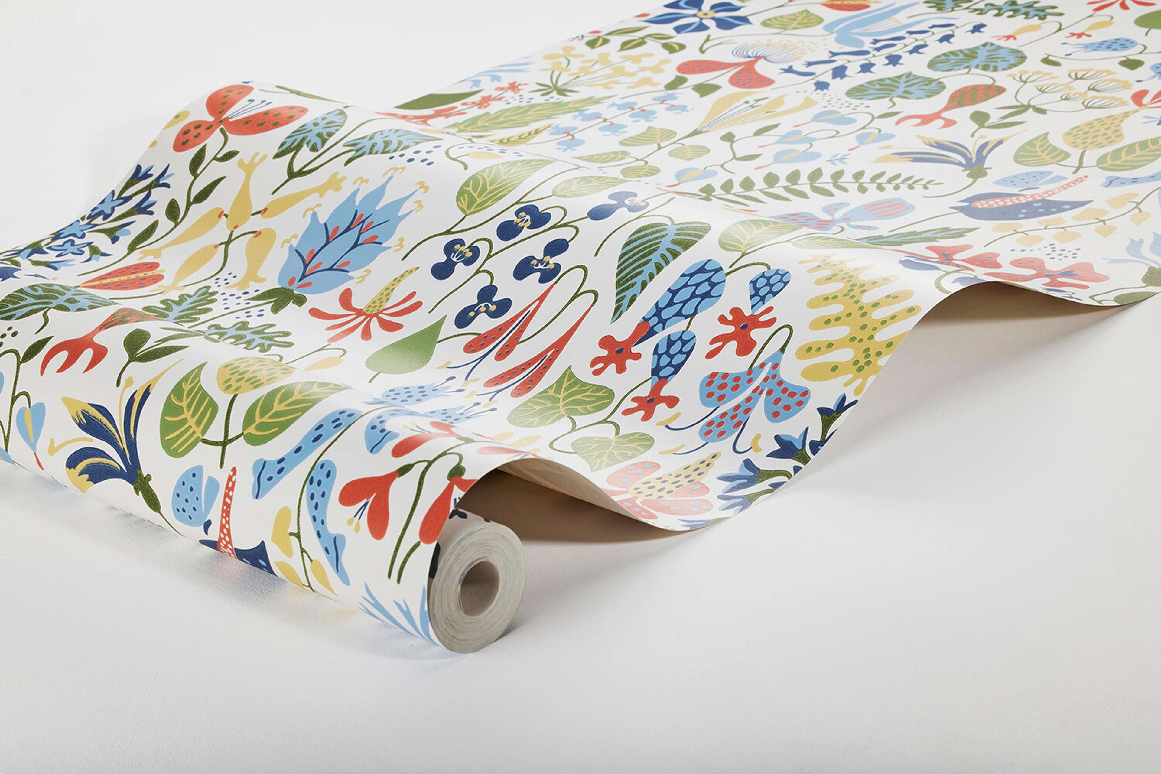 Stig Lindberg Herbarium tapet med blommigt, retro mönster i vit. Från kollektionen Scandinavian Designers III. Nonwoven-material med rak passning.