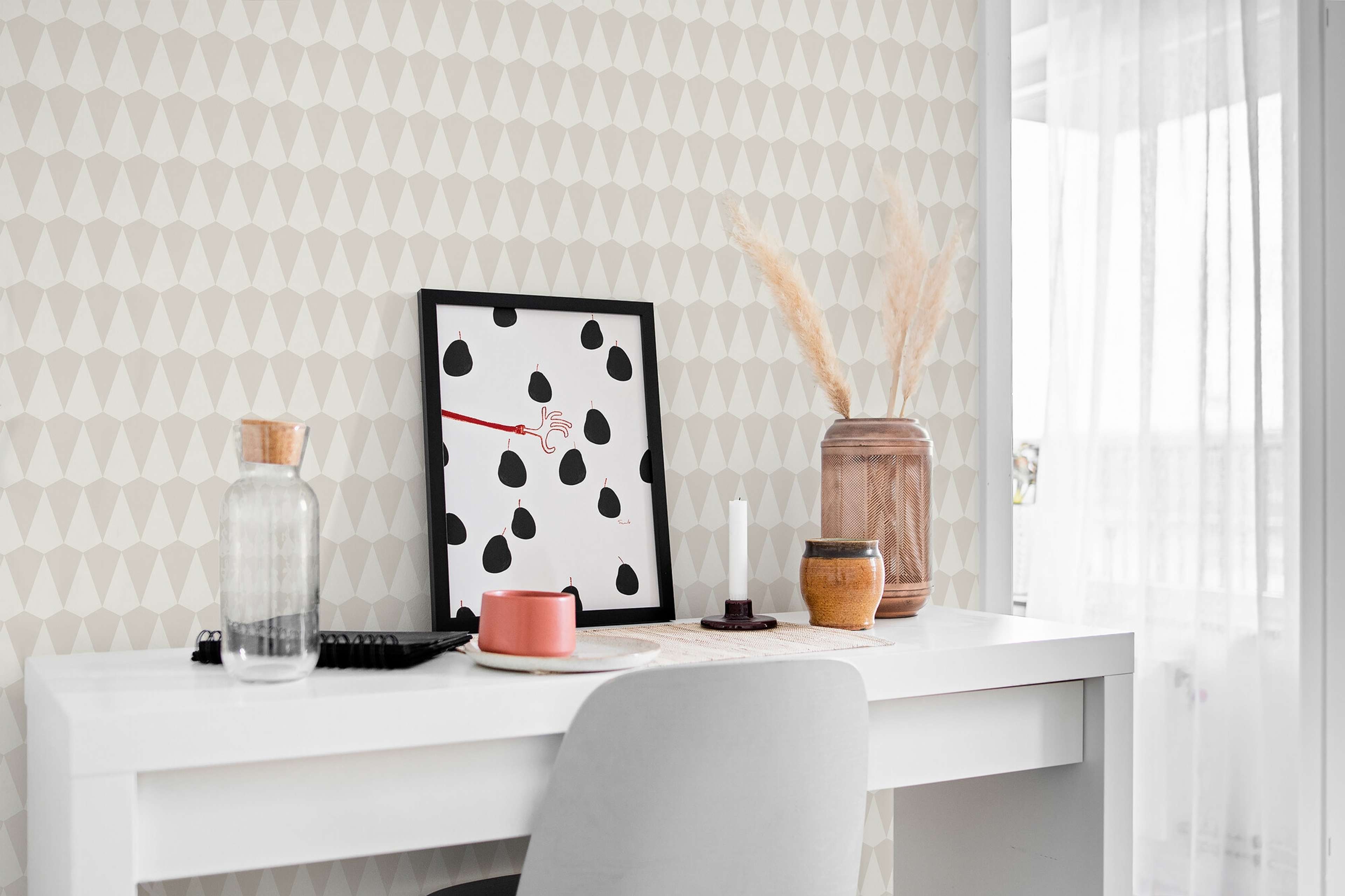 Borosan 21 8615 tapet med grafiskt mönster i beige. Från kollektionen Borosan 21. Papper-material med rak passning.
