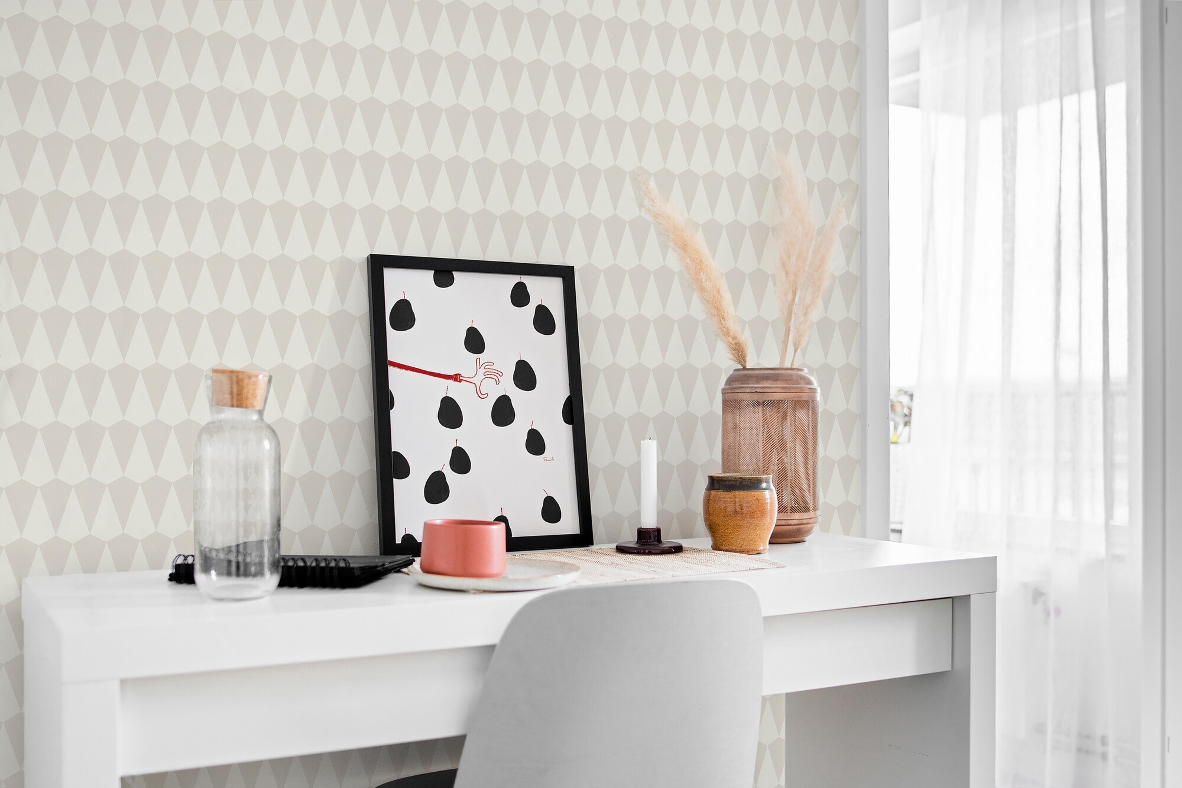 Borosan 21 8615 tapet med grafiskt mönster i beige. Från kollektionen Borosan 21. Papper-material med rak passning.