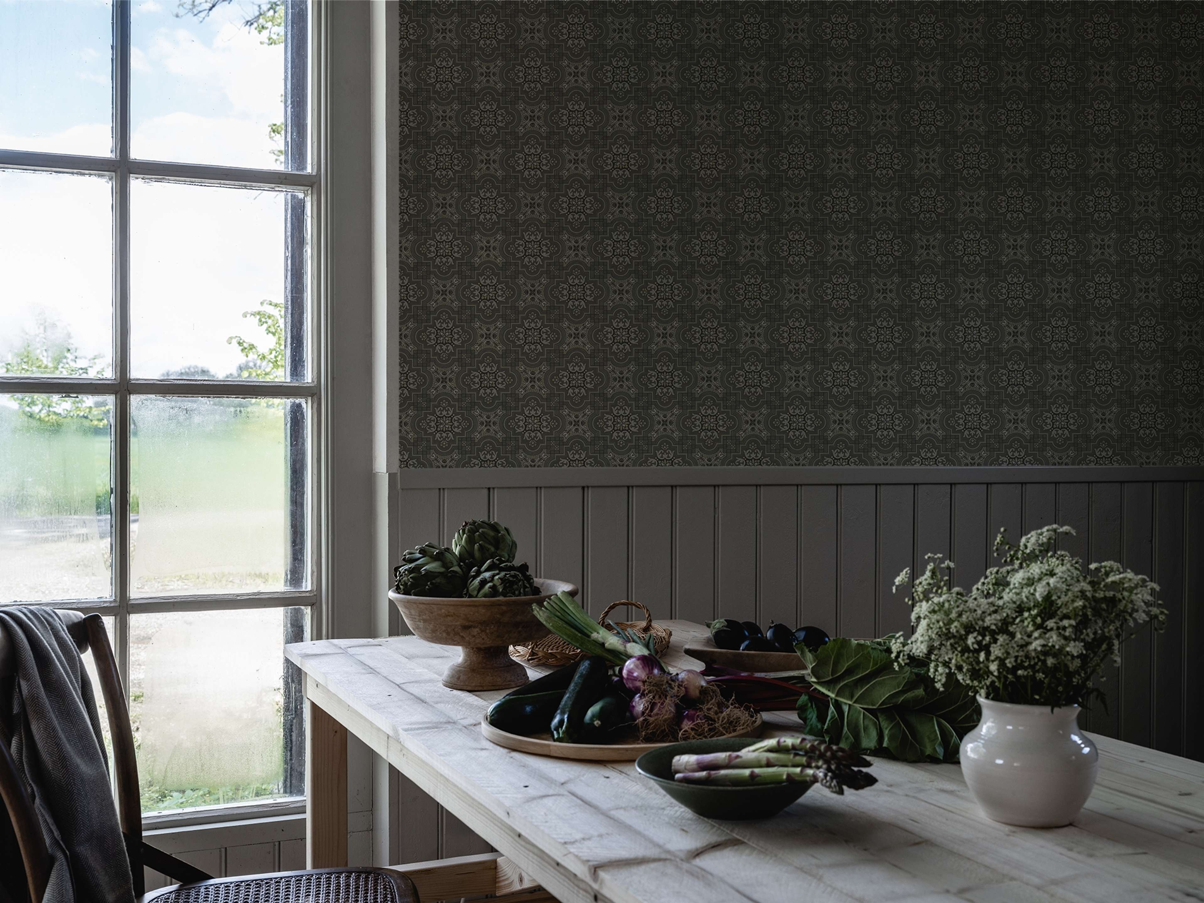 Alnön Mörkgrå tapet med geometriskt mönster i grå. Från kollektionen Gammalsvenska klassiker 1850–1950. Nonwoven-material med rak passning. Passar i vardagsrum och matsal.