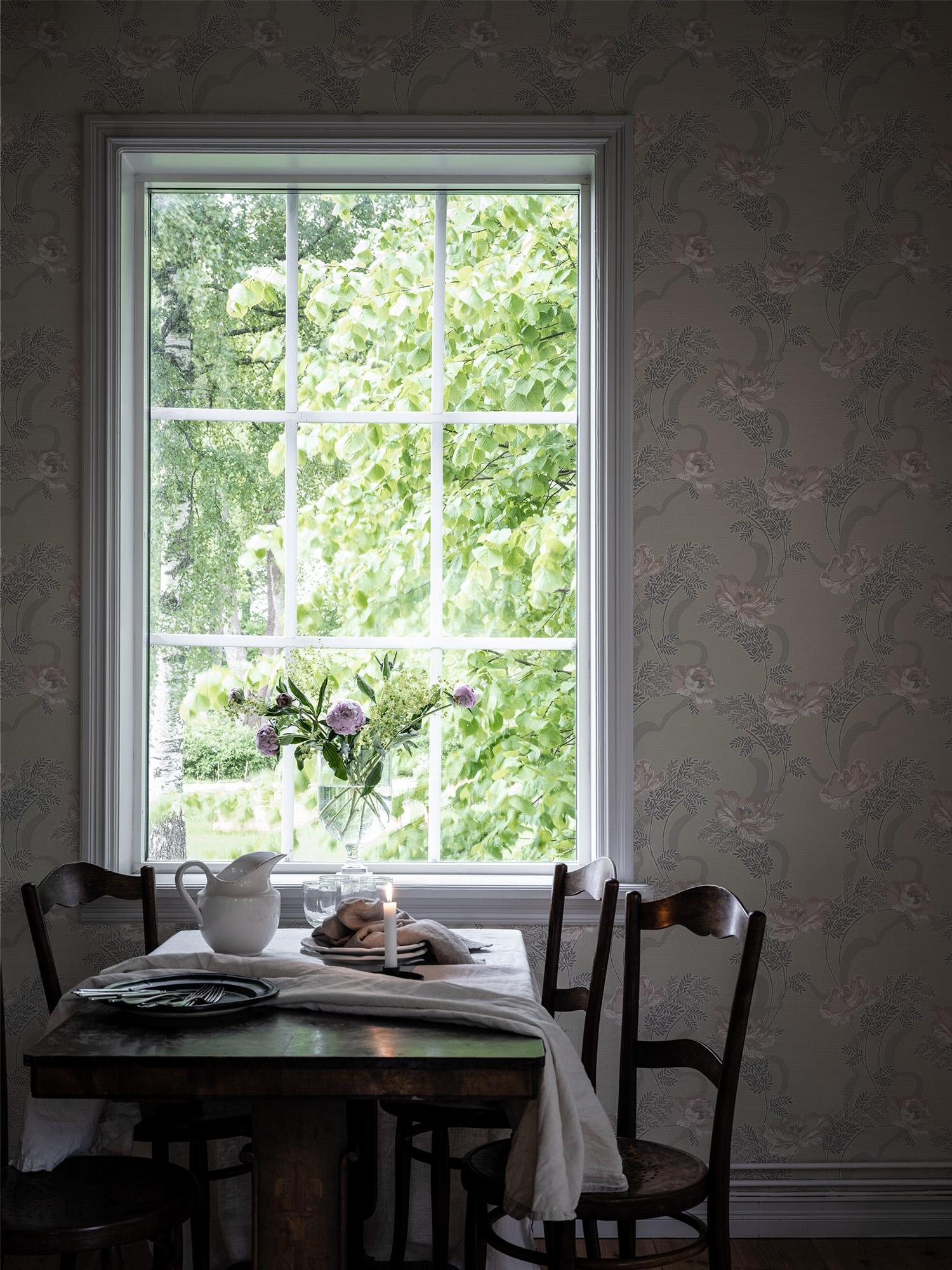 Ovansjö Beige tapet med blommigt mönster i beige. Från kollektionen Gammalsvenska klassiker 1850–1950. Nonwoven-material med rak passning.