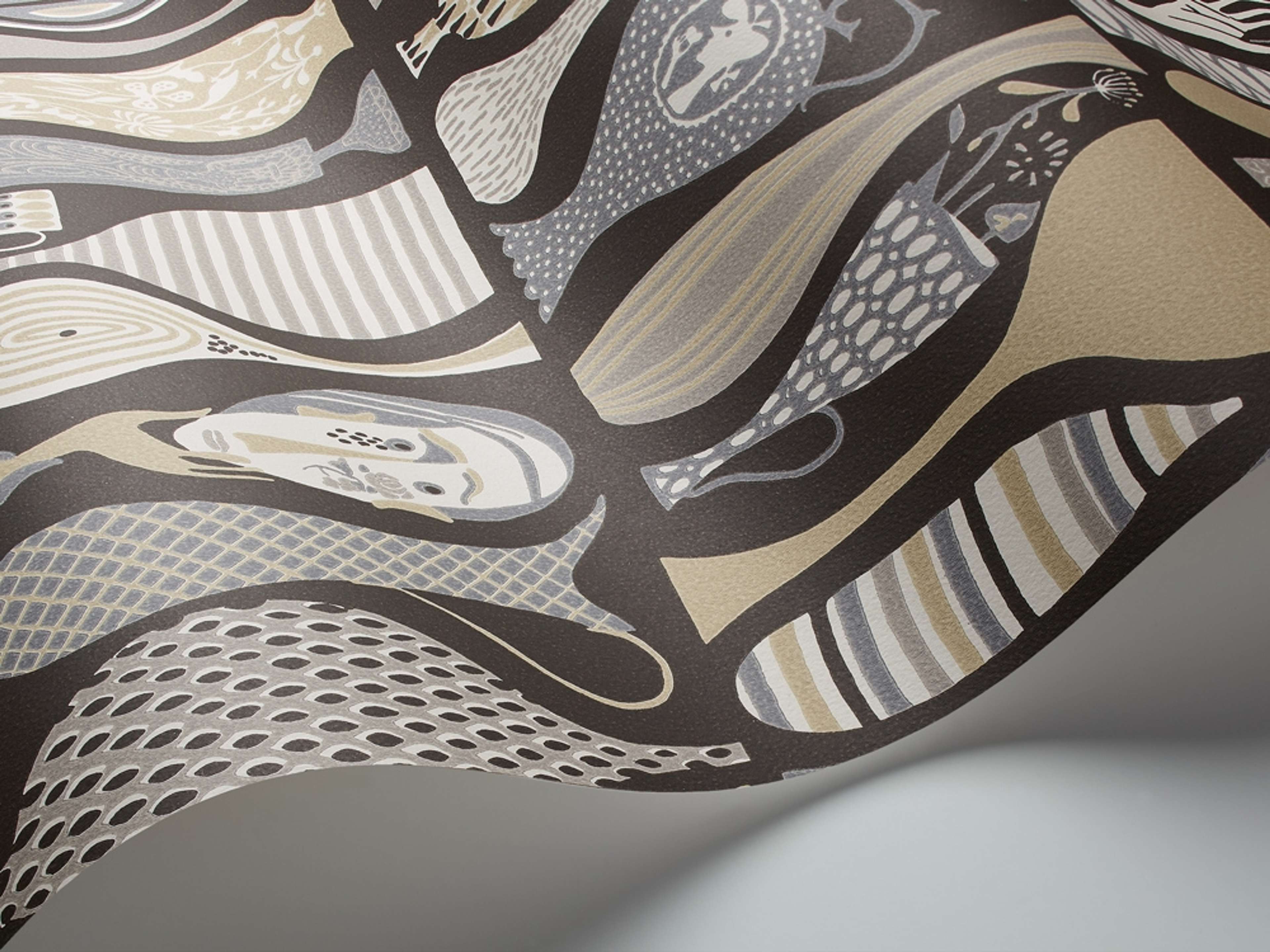Pottery tapet från Boråstapeter med grafiskt, retro mönster i svart, grå och beige. Från kollektionen Scandinavian Designers II. Nonwoven-material med rak passning.