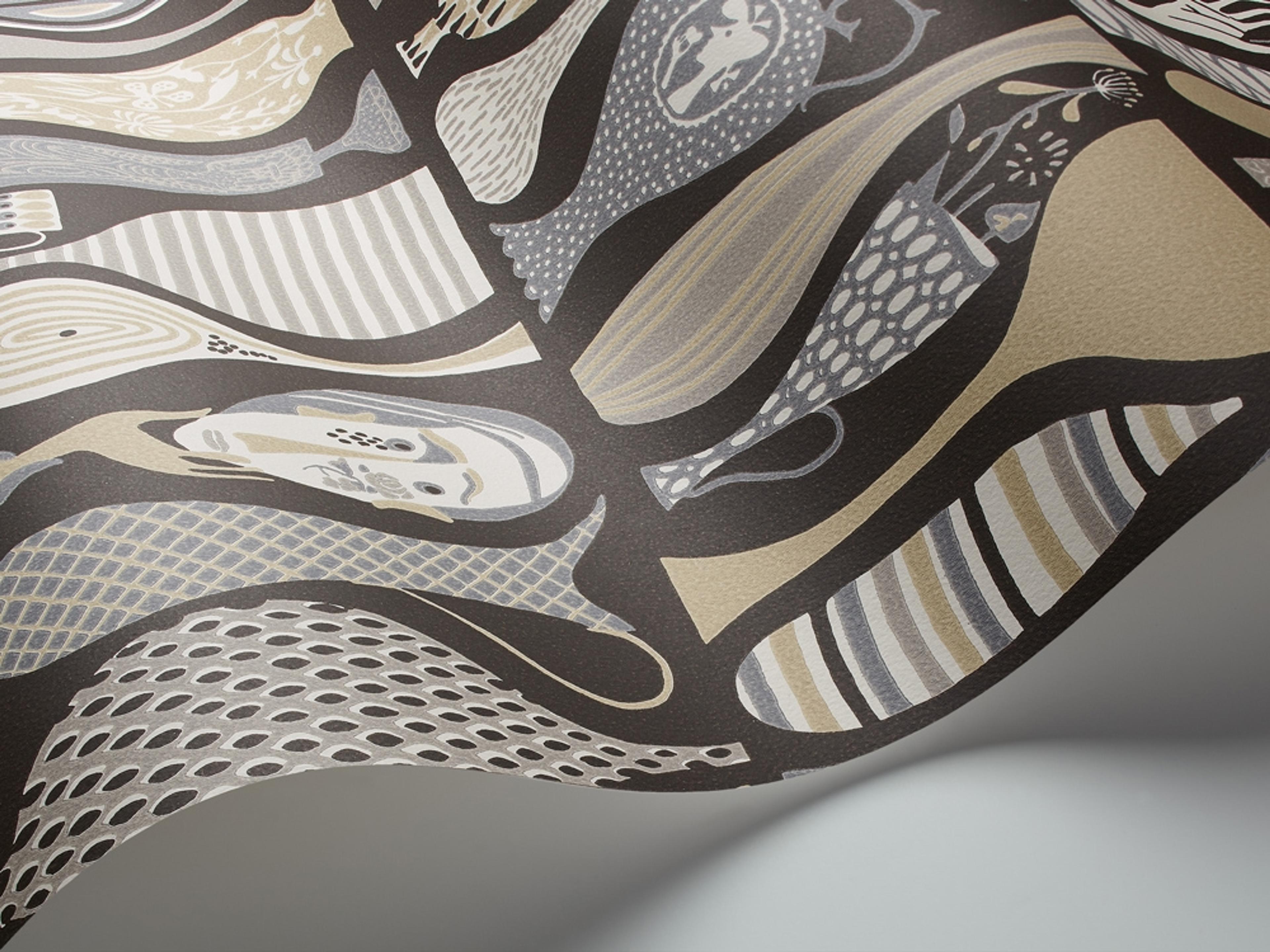 Pottery tapet från Boråstapeter med grafiskt, retro mönster i svart, grå och beige. Från kollektionen Scandinavian Designers II. Nonwoven-material med rak passning.