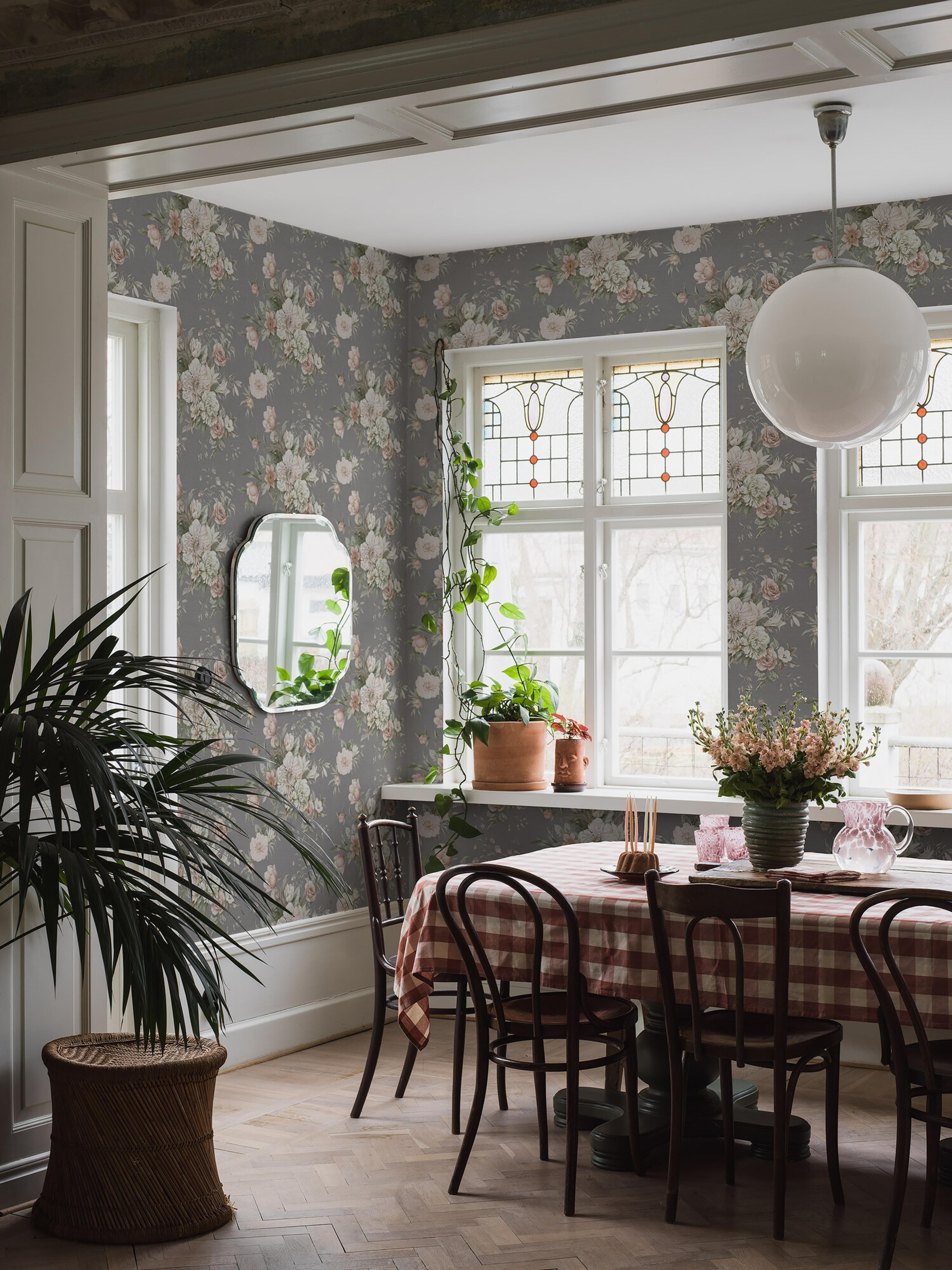 Floral Charm tapet tapet med blommigt mönster i grå. Från kollektionen Dreamy Escape. Nonwoven-material med förskjuten passning. Passar i vardagsrum och matsal.
